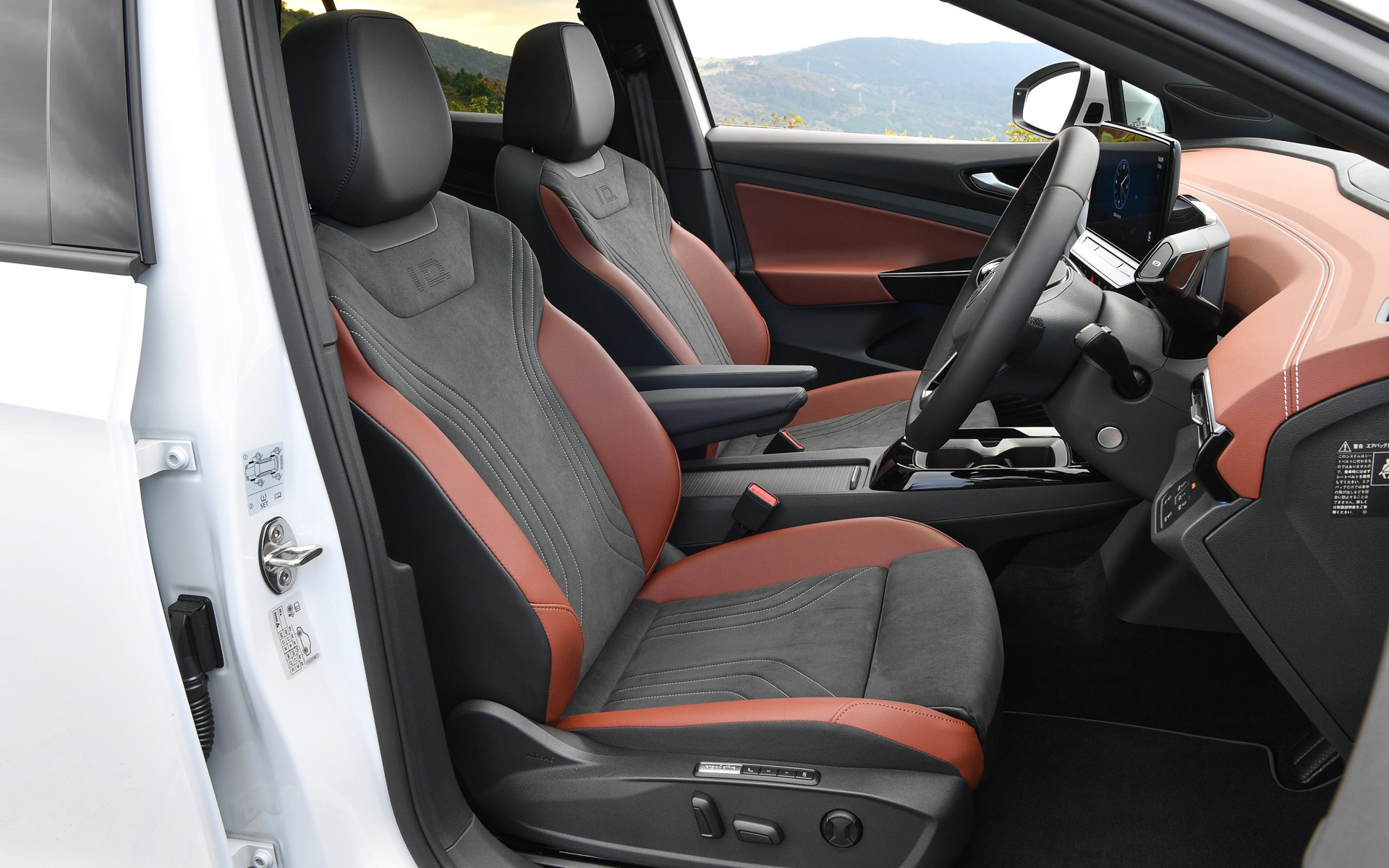 シート表皮ではサイドサポートにブラウン色のレザレットを使い、中央部分はマイクロフリースを採用する