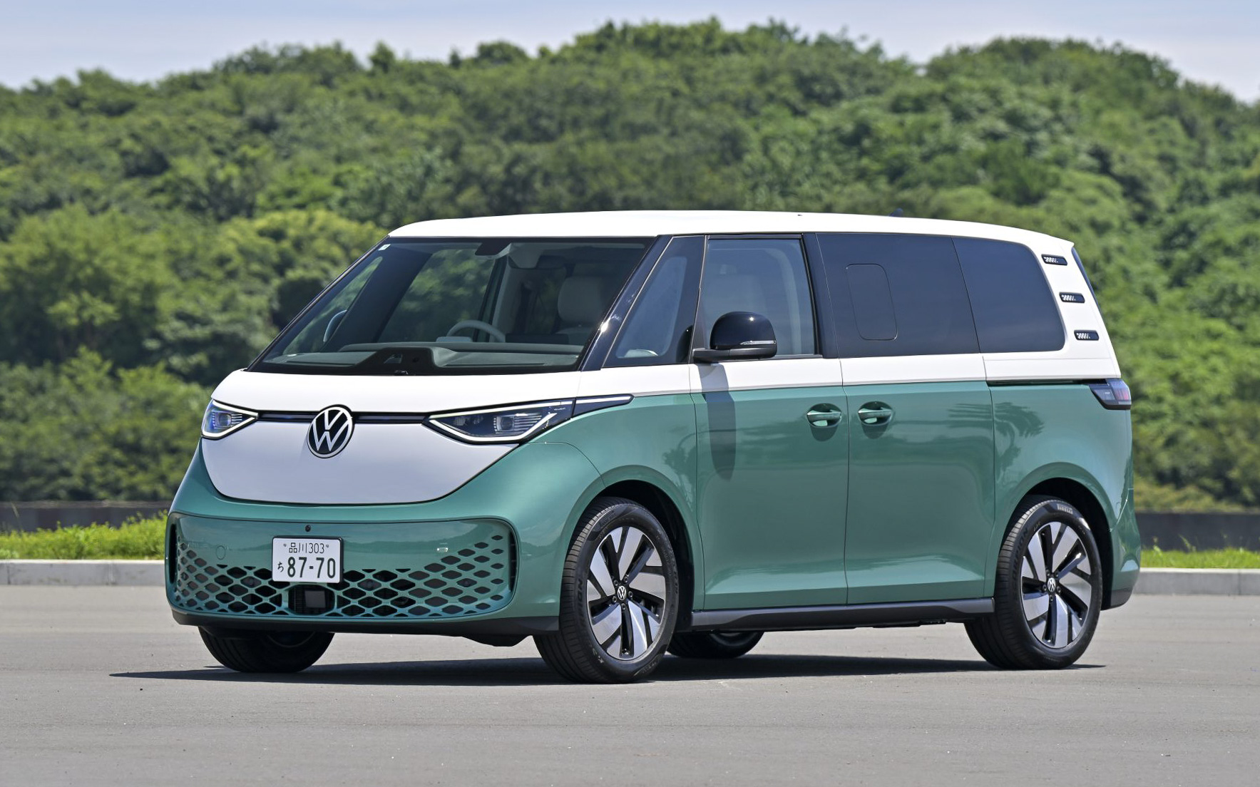 6人乗りの「ノーマルホイールベース仕様」（NWB）