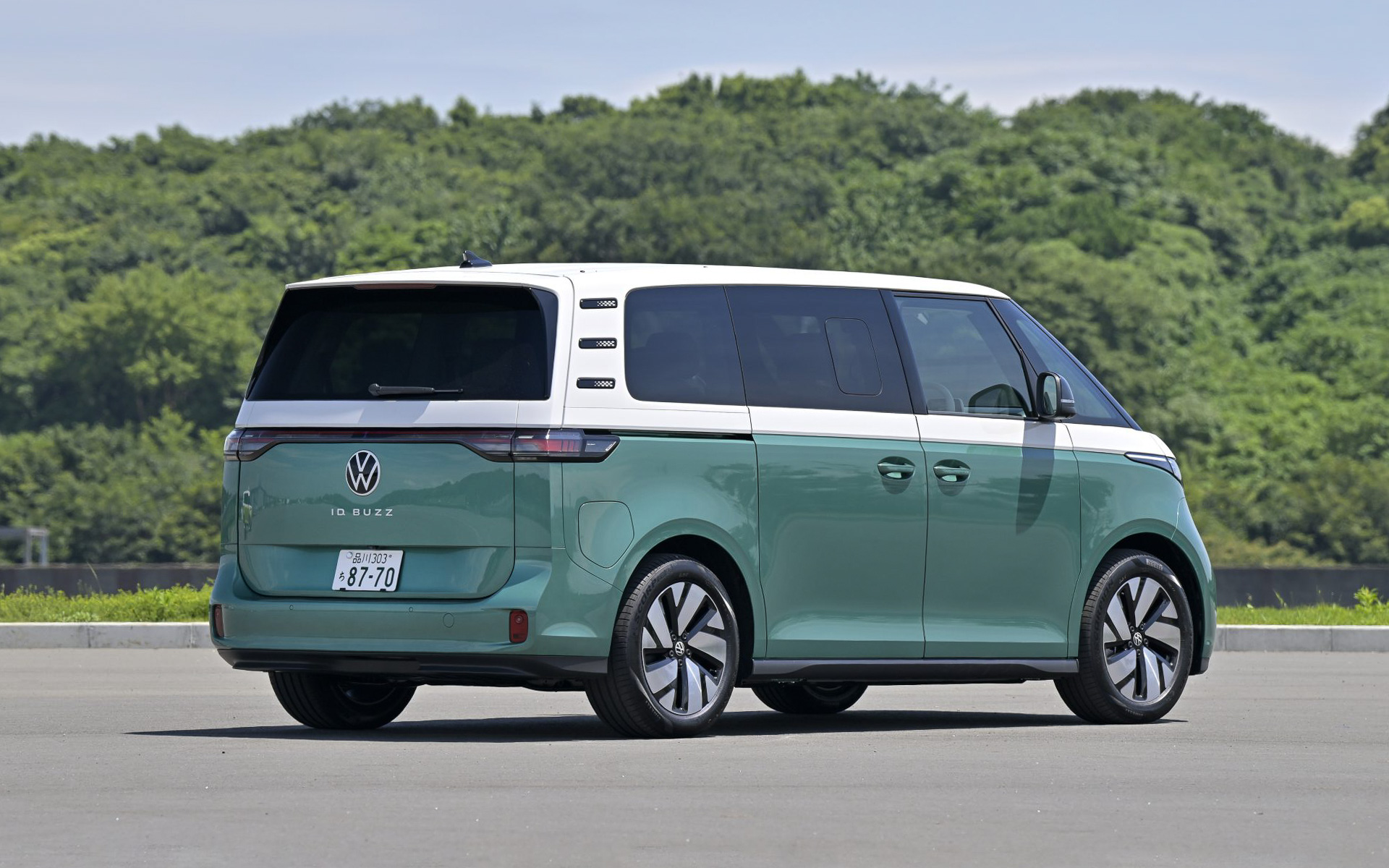 6人乗りの「ノーマルホイールベース仕様」（NWB）