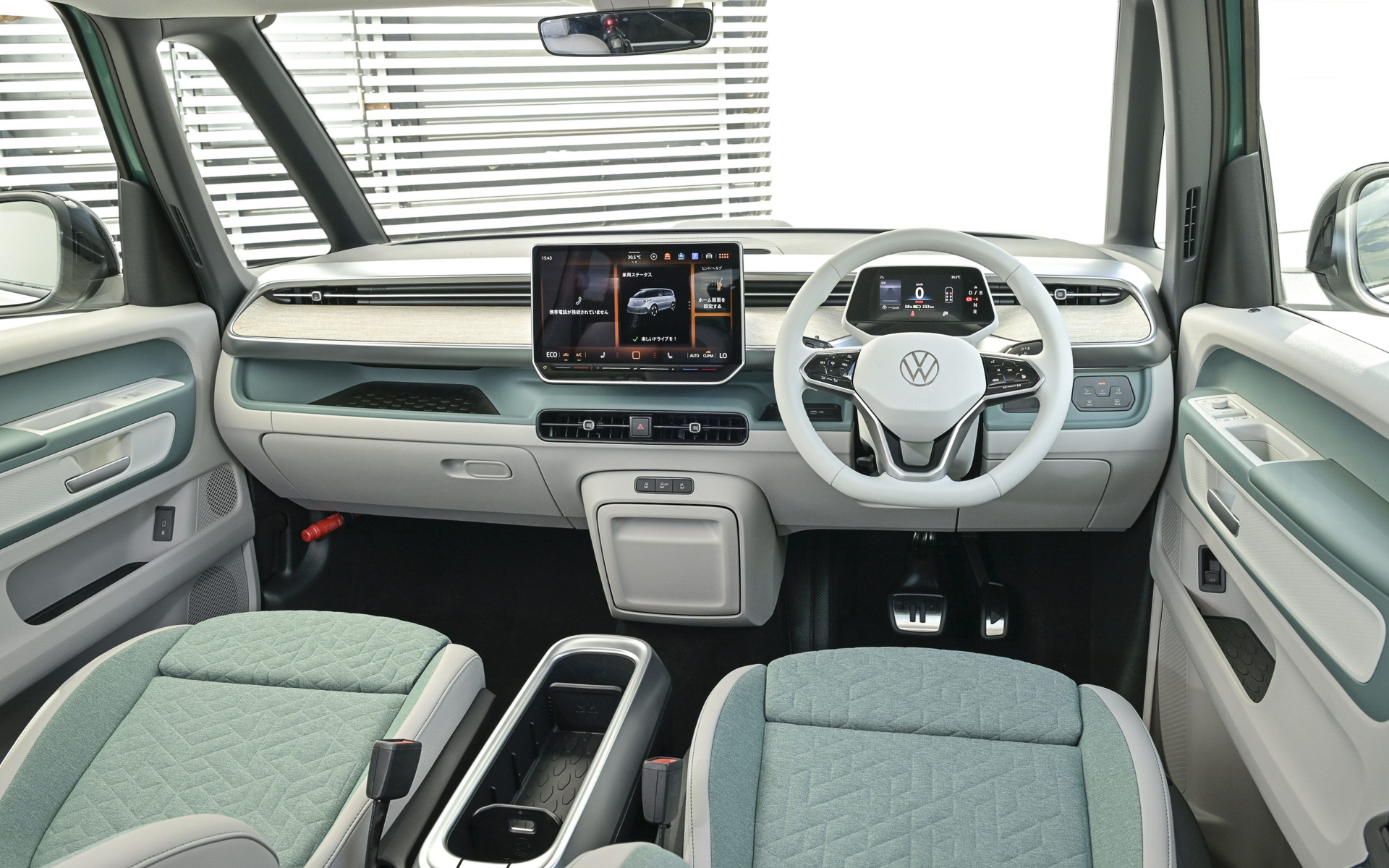 水平基調のインパネからステアリングやメーターパネル、純正インフォテイメントシステム「Ready 2 Discover」などが浮き上がるようなデザインを採用