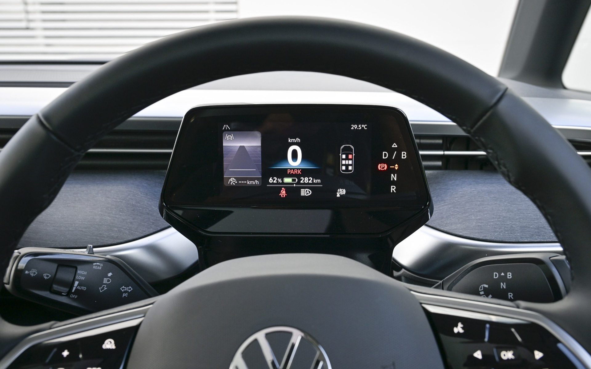 ドラポジに合わせて最適な位置で視認可能な「ドライバーインフォメーションディスプレイ」を装着