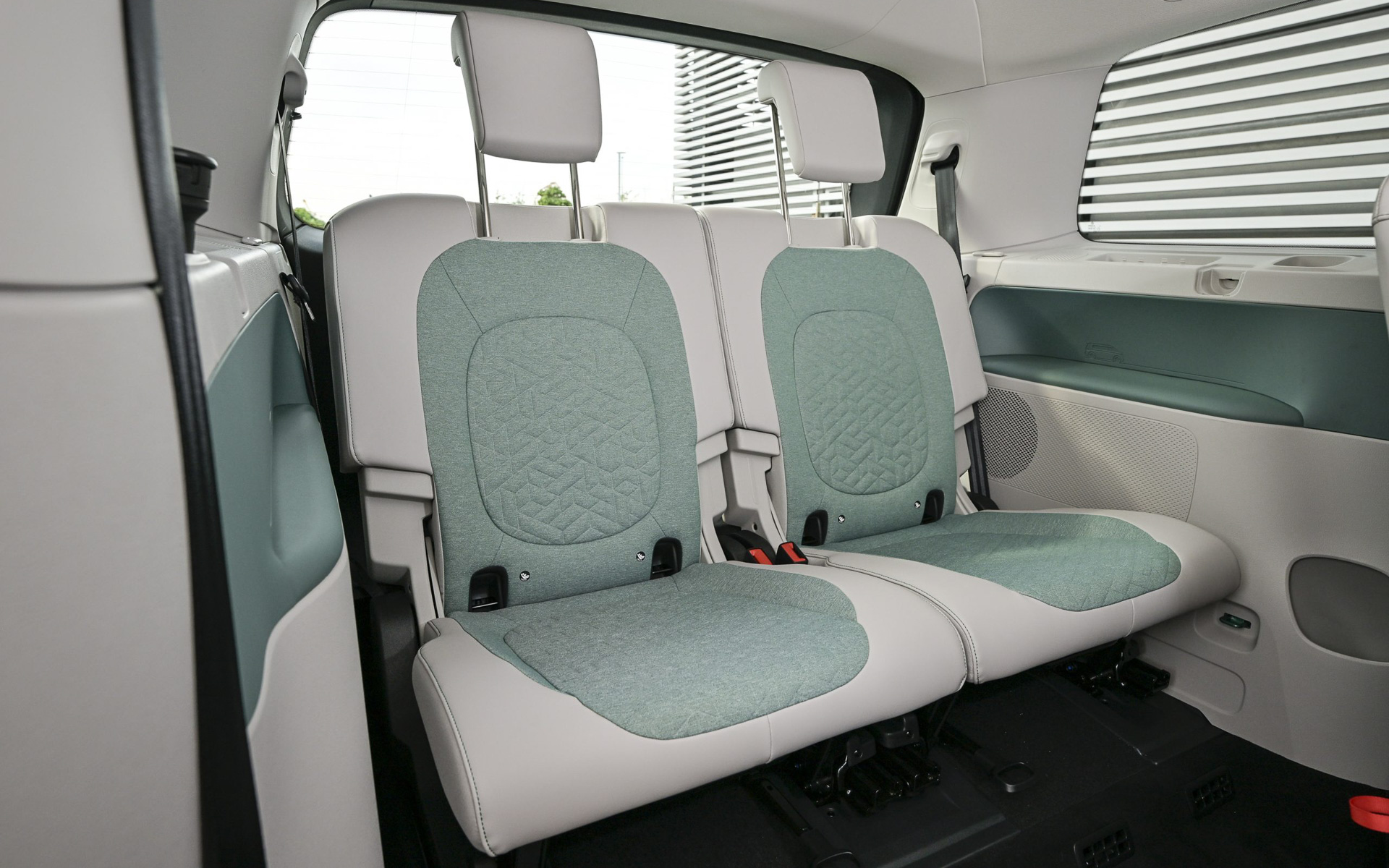 3列目シートは分割可倒式で、独立して取り外しも可能となっている