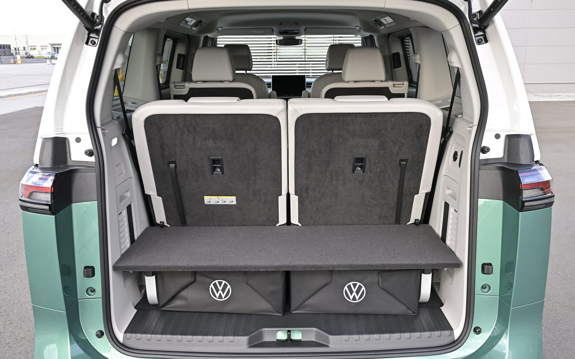 LWB車では「マルチフレックスボード」を標準装備。シートアレンジと連動してフラットなフロアを作り出し、ボード下も収納スペースとして利用できるようにする