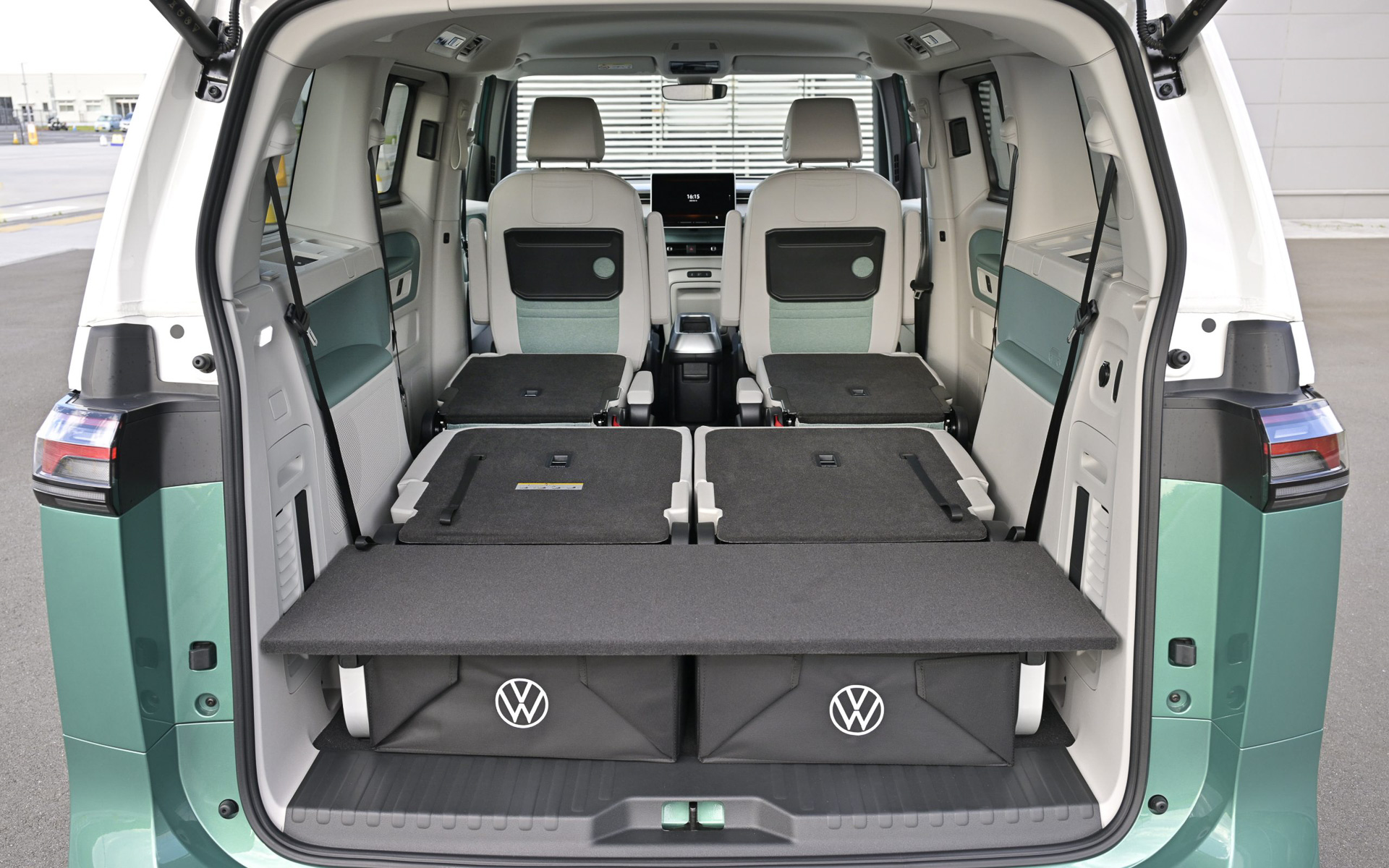 LWB車では「マルチフレックスボード」を標準装備。シートアレンジと連動してフラットなフロアを作り出し、ボード下も収納スペースとして利用できるようにする