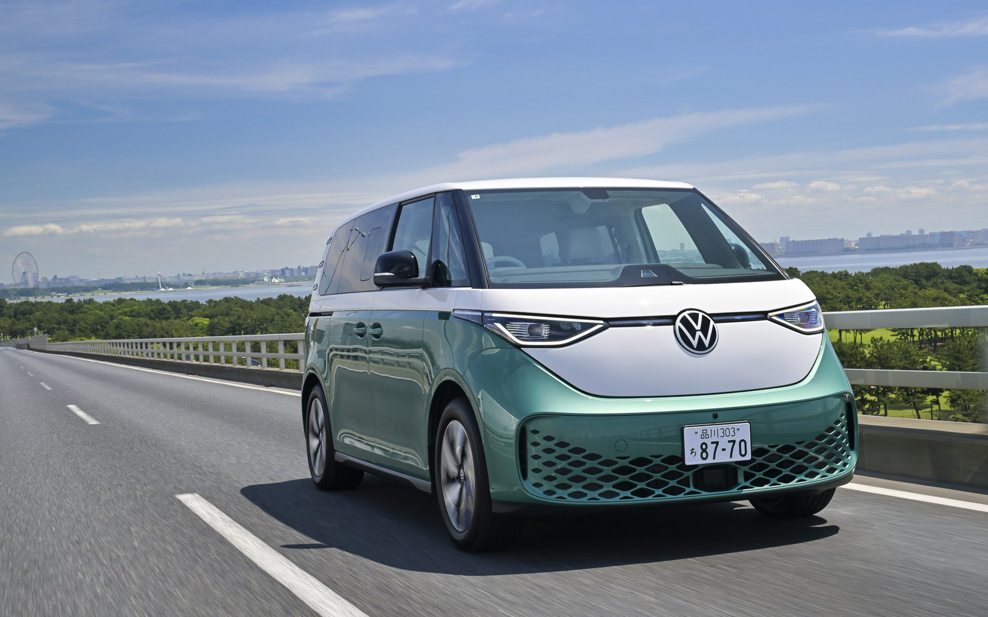 一充電走行距離（WLTCモード）はNWBが524km、LWBが554km