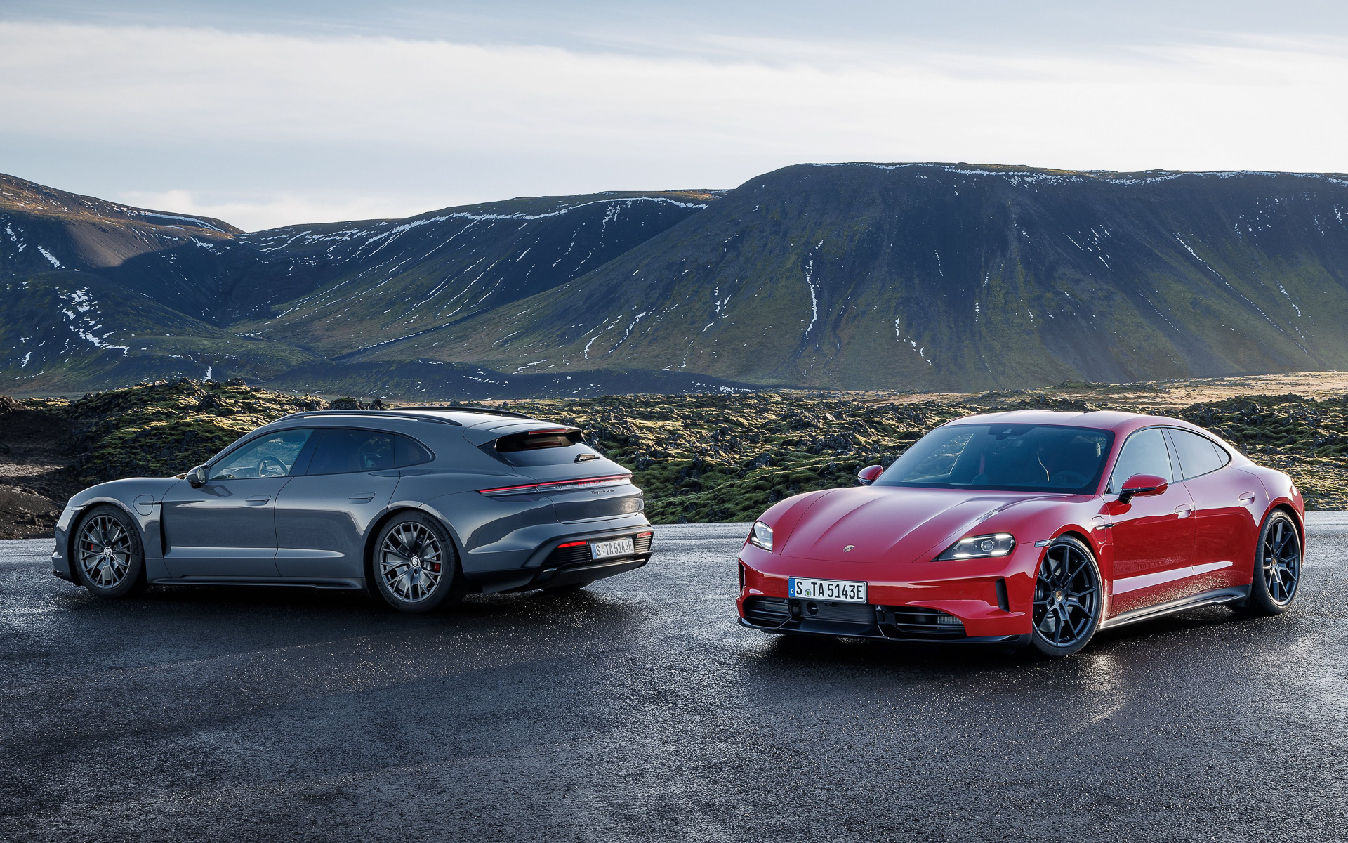 ポルシェ「タイカン クロスツーリスモ」（左）と「タイカン」（右）