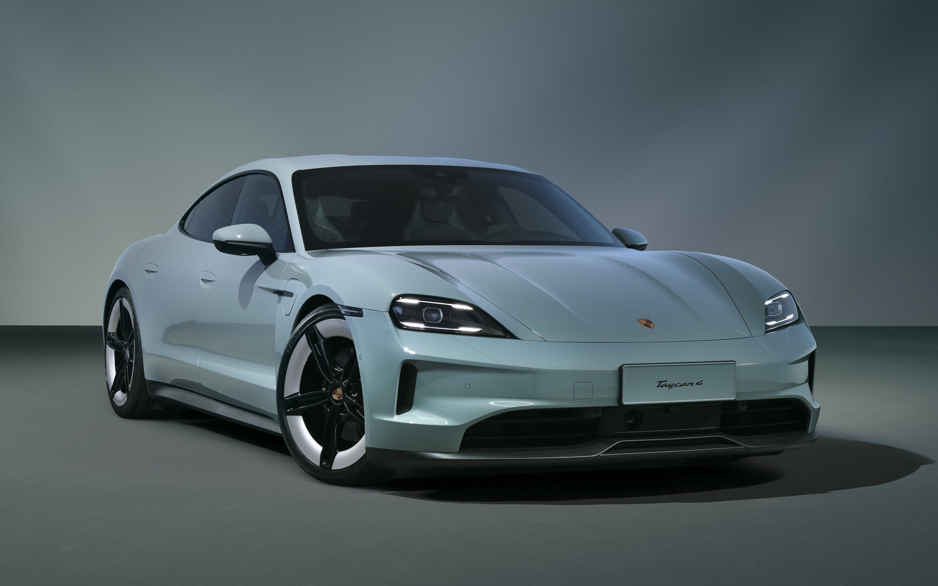 「タイカン 4」のボディサイズは4965×1965×1380mm（全長×全幅×全高）、ホイールベースは2900mm