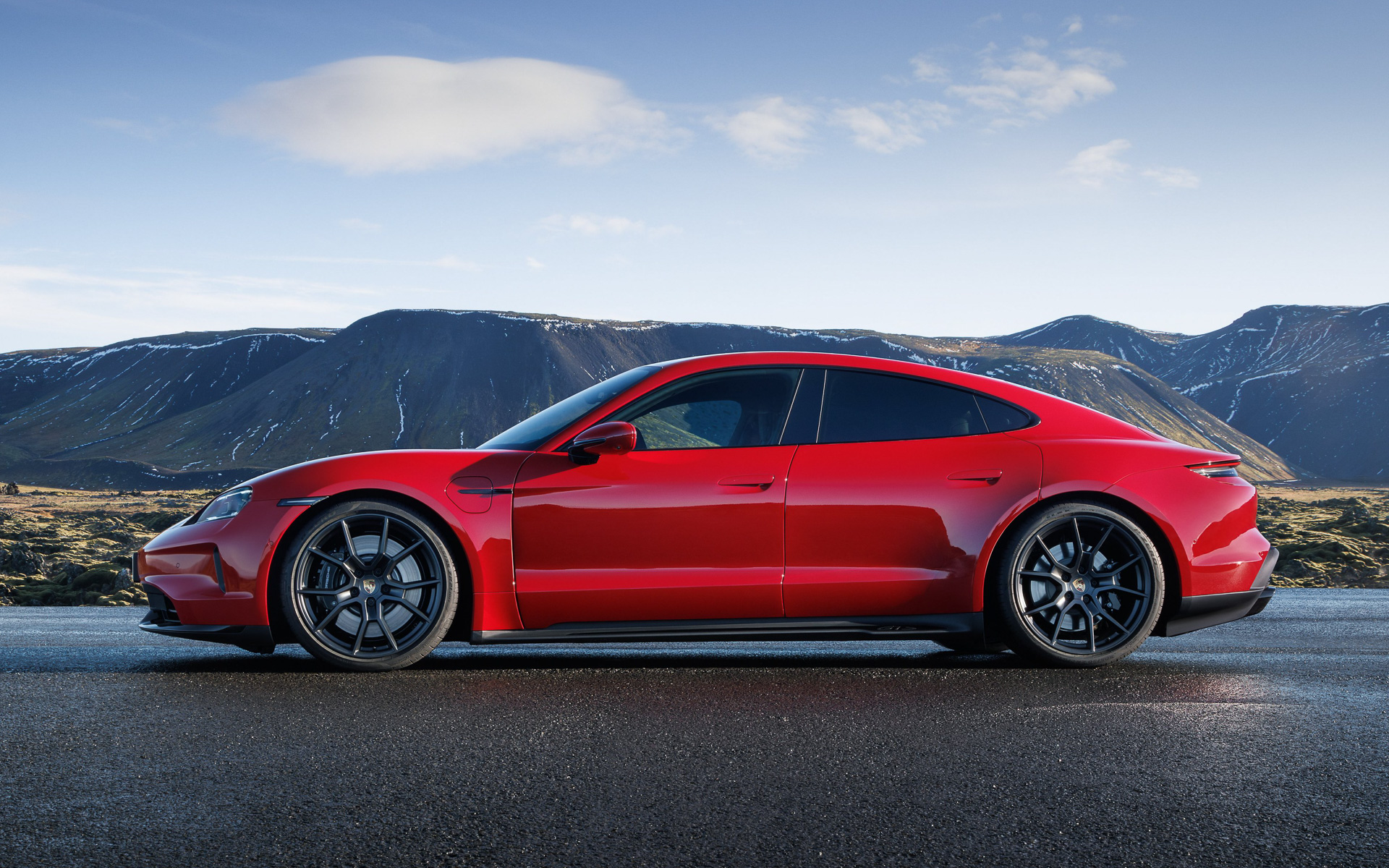 完全にカバーされたアンダーボディや「アダプティブ リアスポイラー」などによって最小限の空気抵抗と最大限の電動パフォーマンスを実現