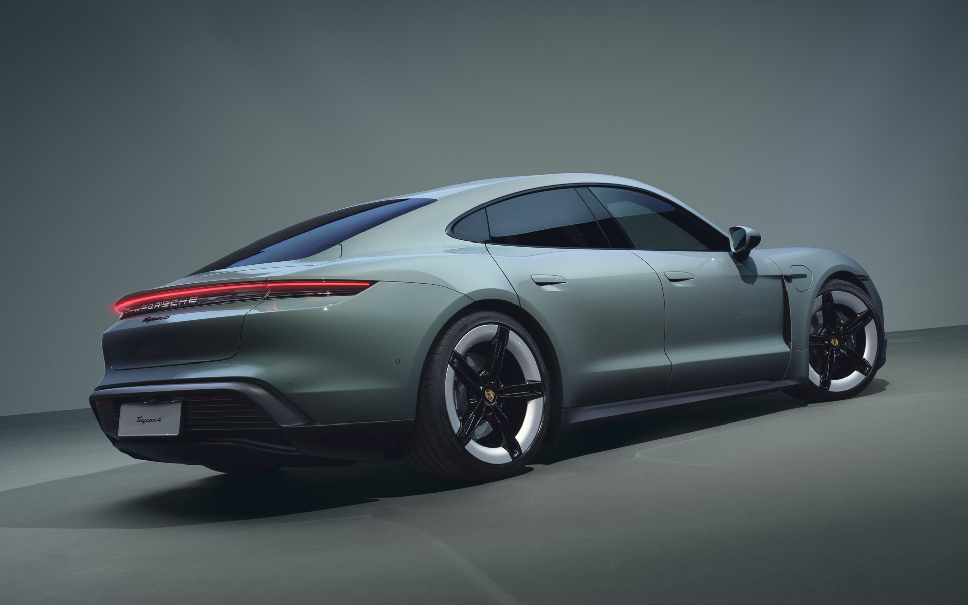 完全にカバーされたアンダーボディや「アダプティブ リアスポイラー」などによって最小限の空気抵抗と最大限の電動パフォーマンスを実現