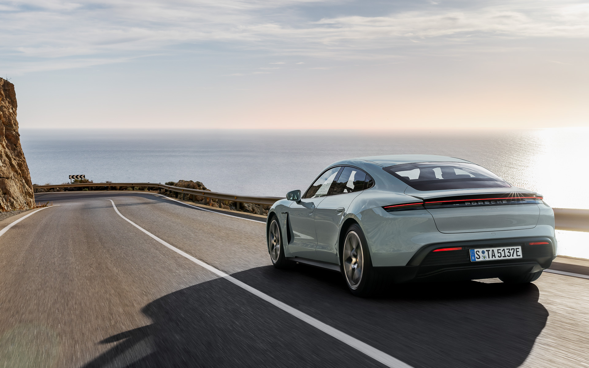 アダプティブ リアスポイラーは走行状況などに応じて高さを3段階に変化