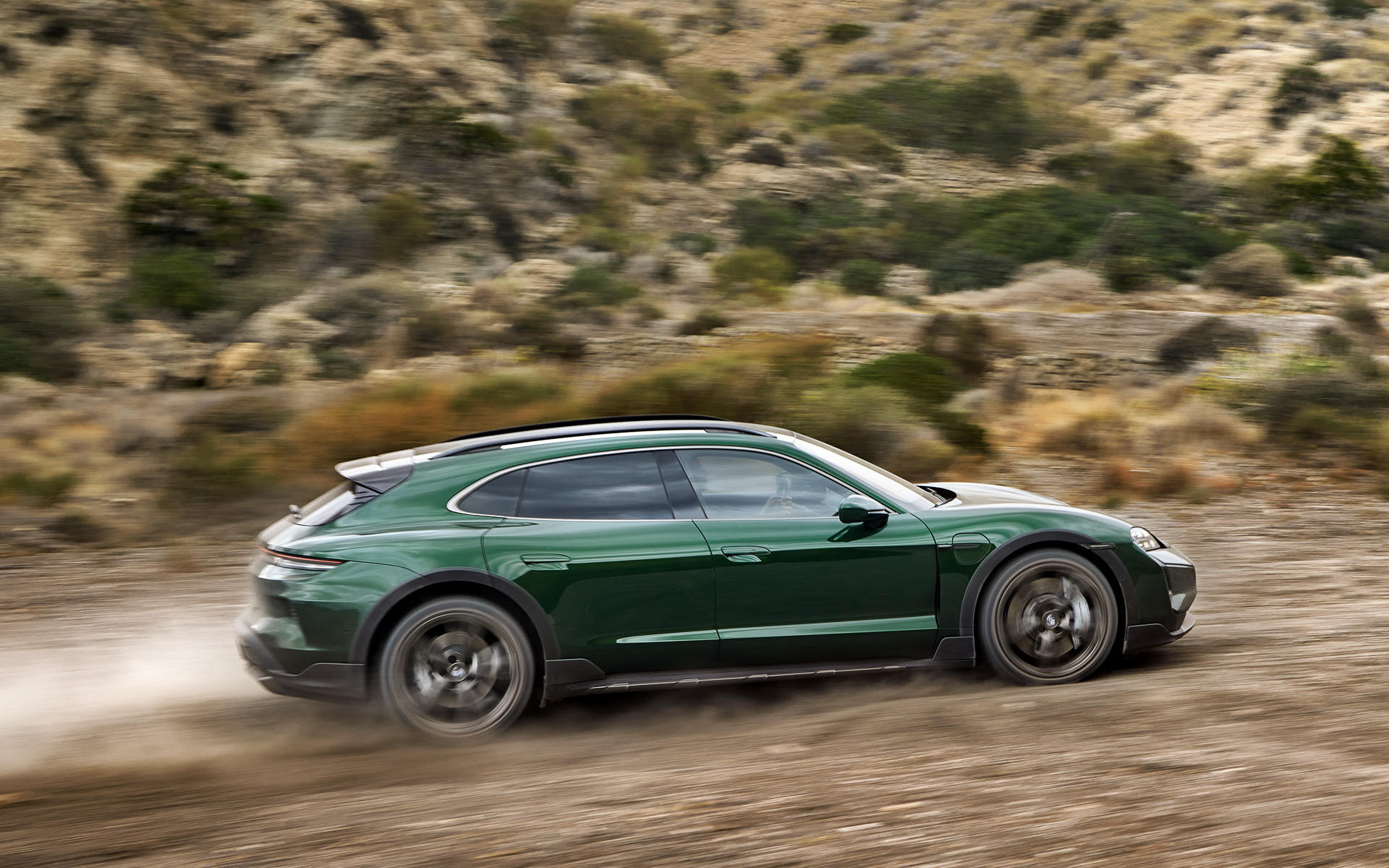 「オフロードデザイン パッケージ」を装着したタイカン クロスツーリスモは最低地上高がさらに10mm高まり、「インテグレーテッドオフロードデザインフラップ」の装着でオフロードテイストを強調