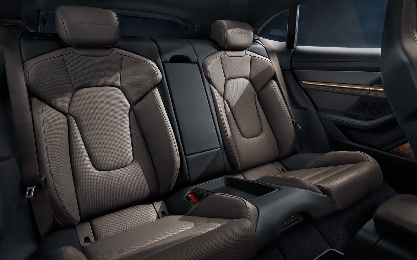 リアシートがセパレートタイプとなる4人乗り仕様が標準となり、「4＋1シート」もオプション選択で装着できる