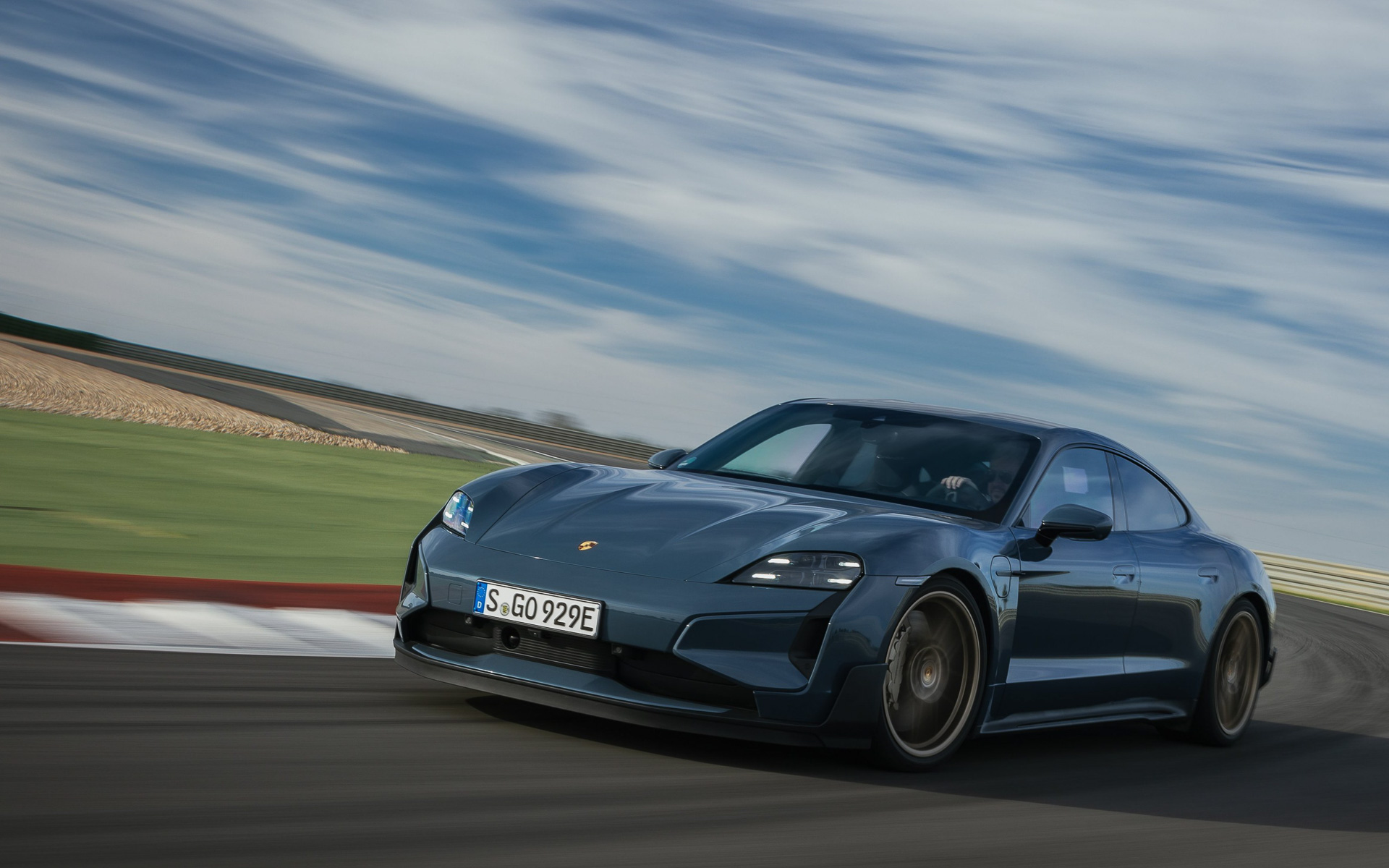 タイカンの走行イメージ