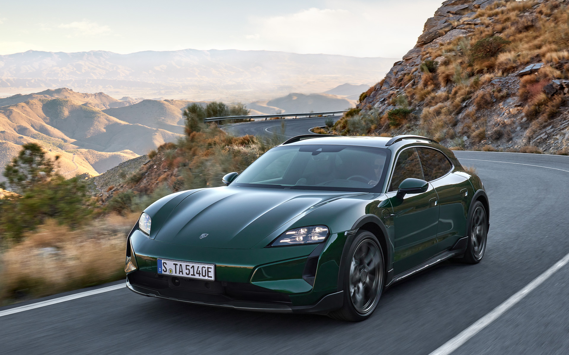 タイカン クロスツーリスモの走行イメージ