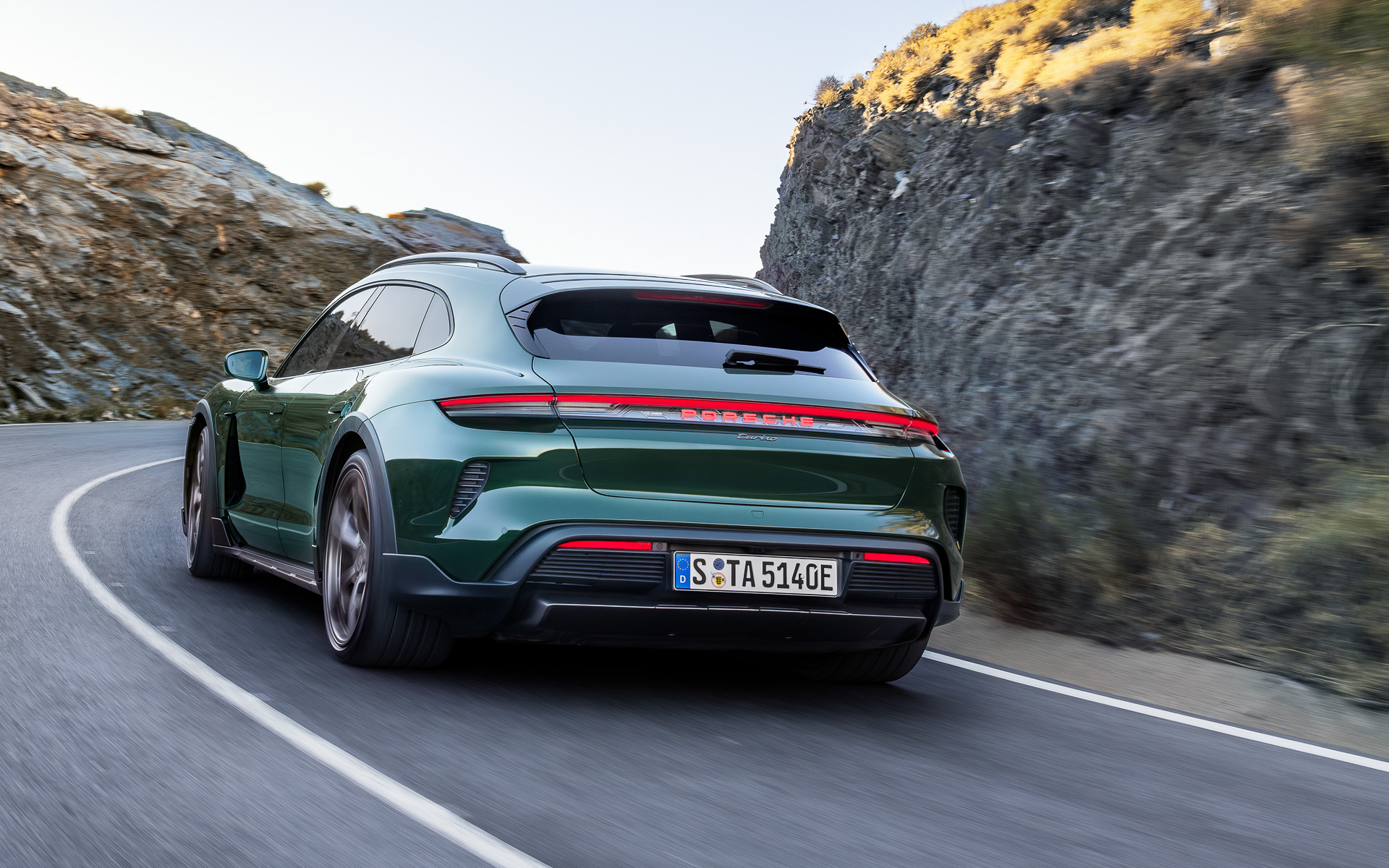 タイカン クロスツーリスモの走行イメージ