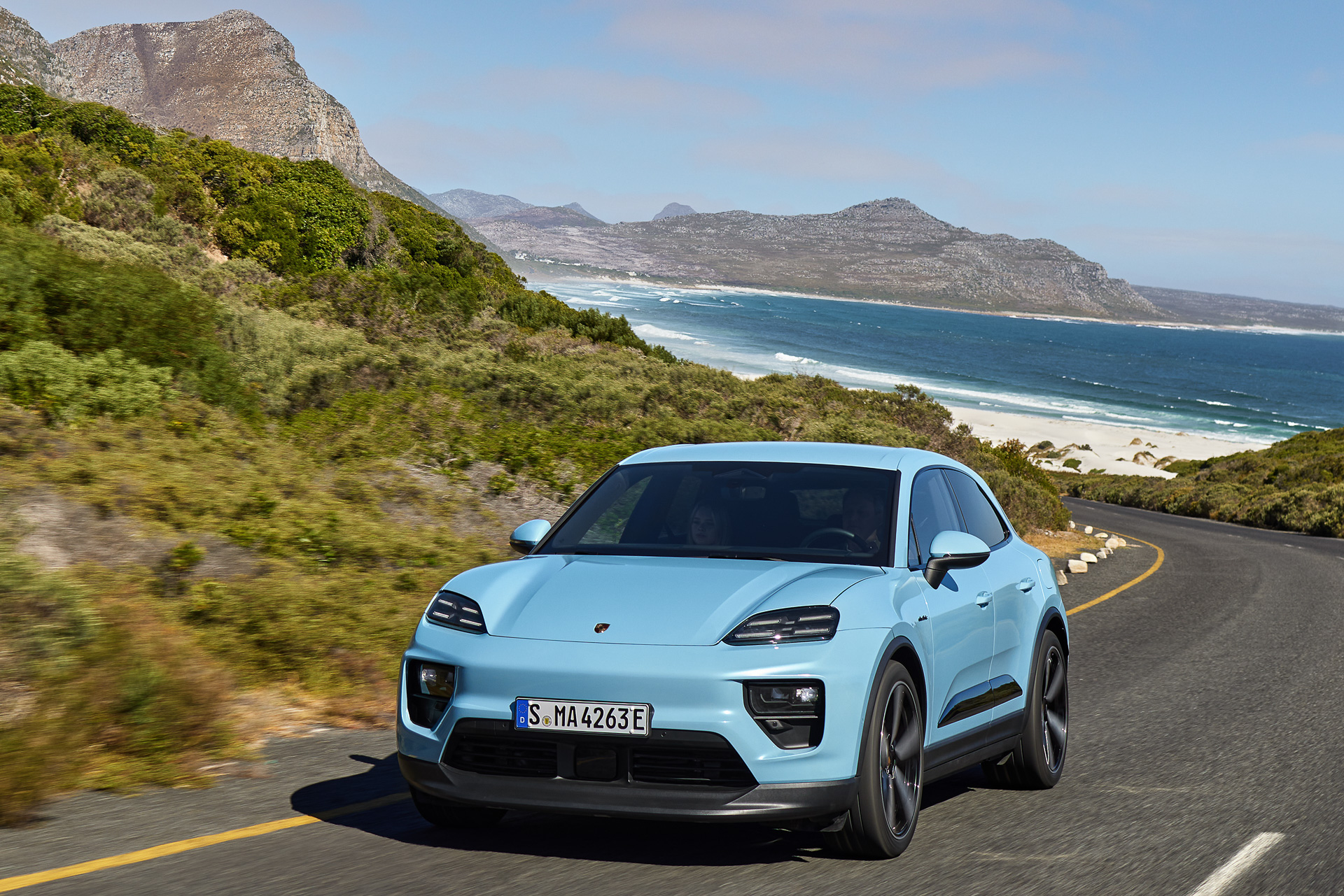 総電力量100kWhのリチウムイオンバッテリをフロア下に搭載し、複合航続距離（WLTPモード）はマカン Electricが641km、マカン ターボ Electricが591kmとなる