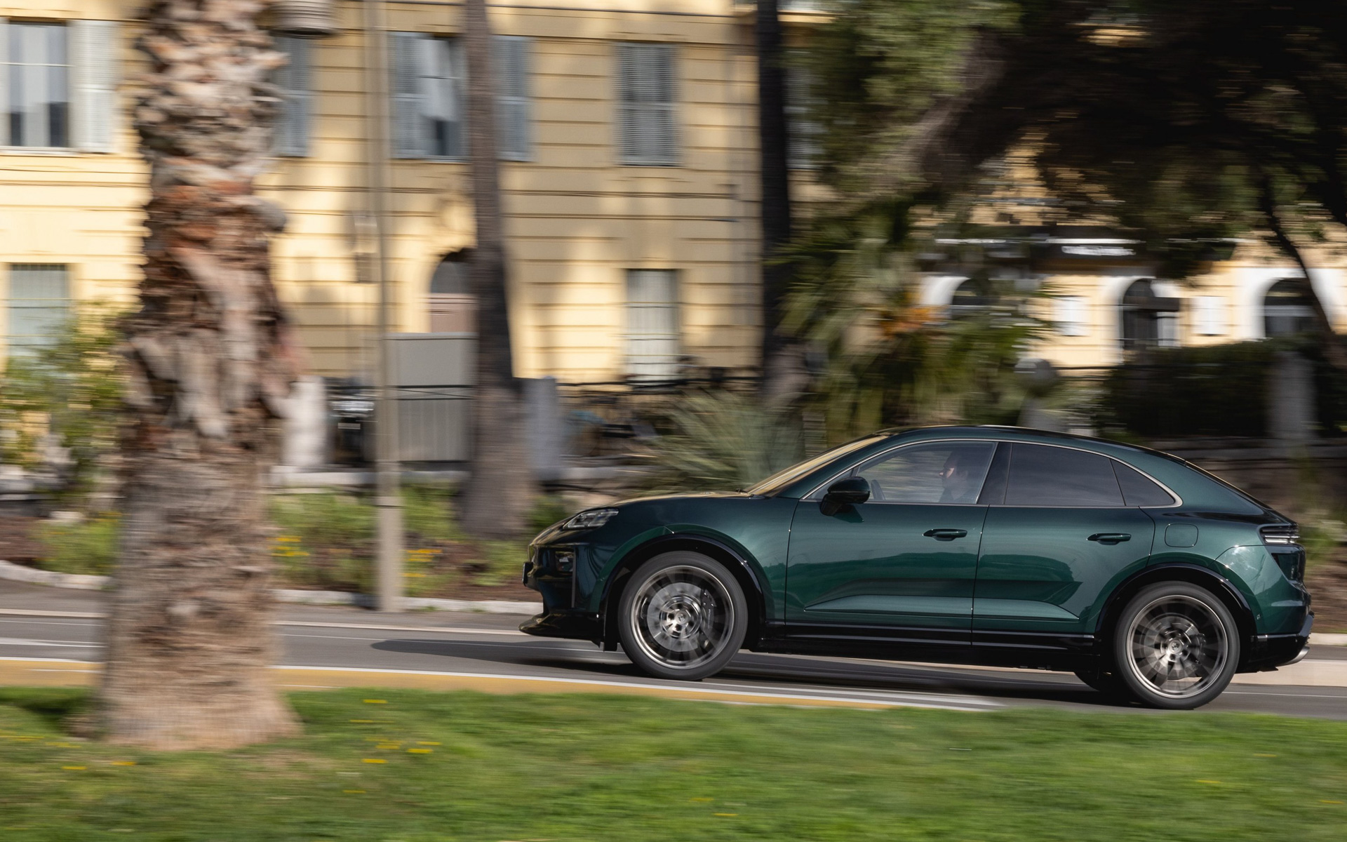 総電力量100kWhのリチウムイオンバッテリをフロア下に搭載し、複合航続距離（WLTPモード）はマカン Electricが641km、マカン ターボ Electricが591kmとなる