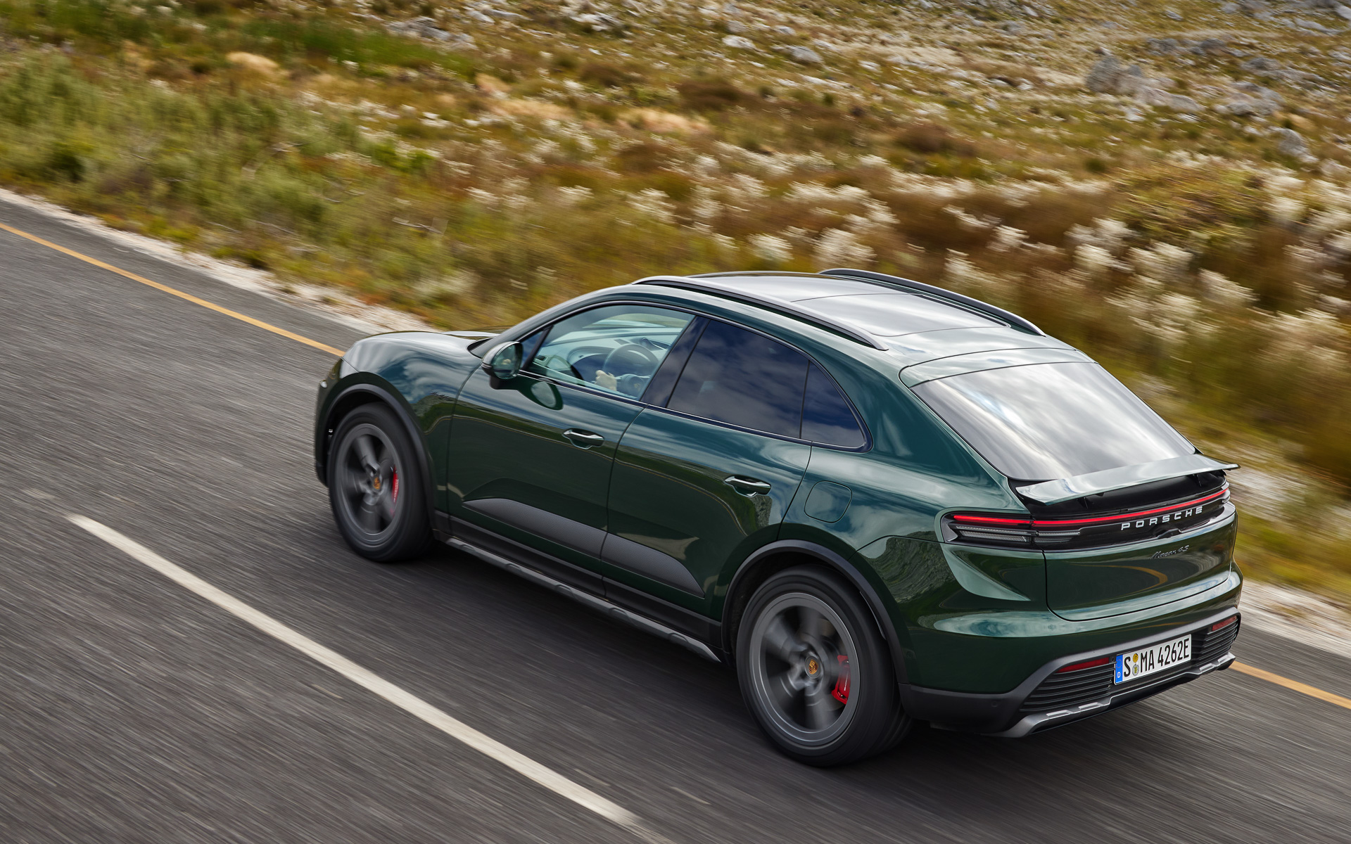 総電力量100kWhのリチウムイオンバッテリをフロア下に搭載し、複合航続距離（WLTPモード）はマカン Electricが641km、マカン ターボ Electricが591kmとなる