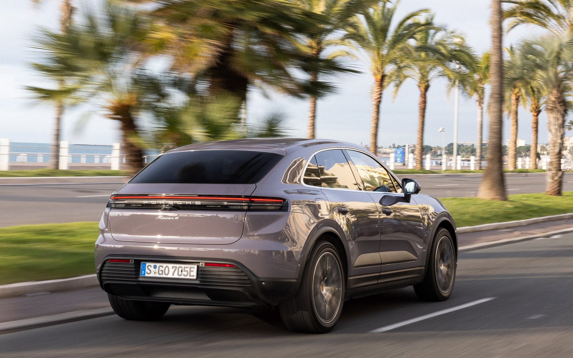 総電力量100kWhのリチウムイオンバッテリをフロア下に搭載し、複合航続距離（WLTPモード）はマカン Electricが641km、マカン ターボ Electricが591kmとなる