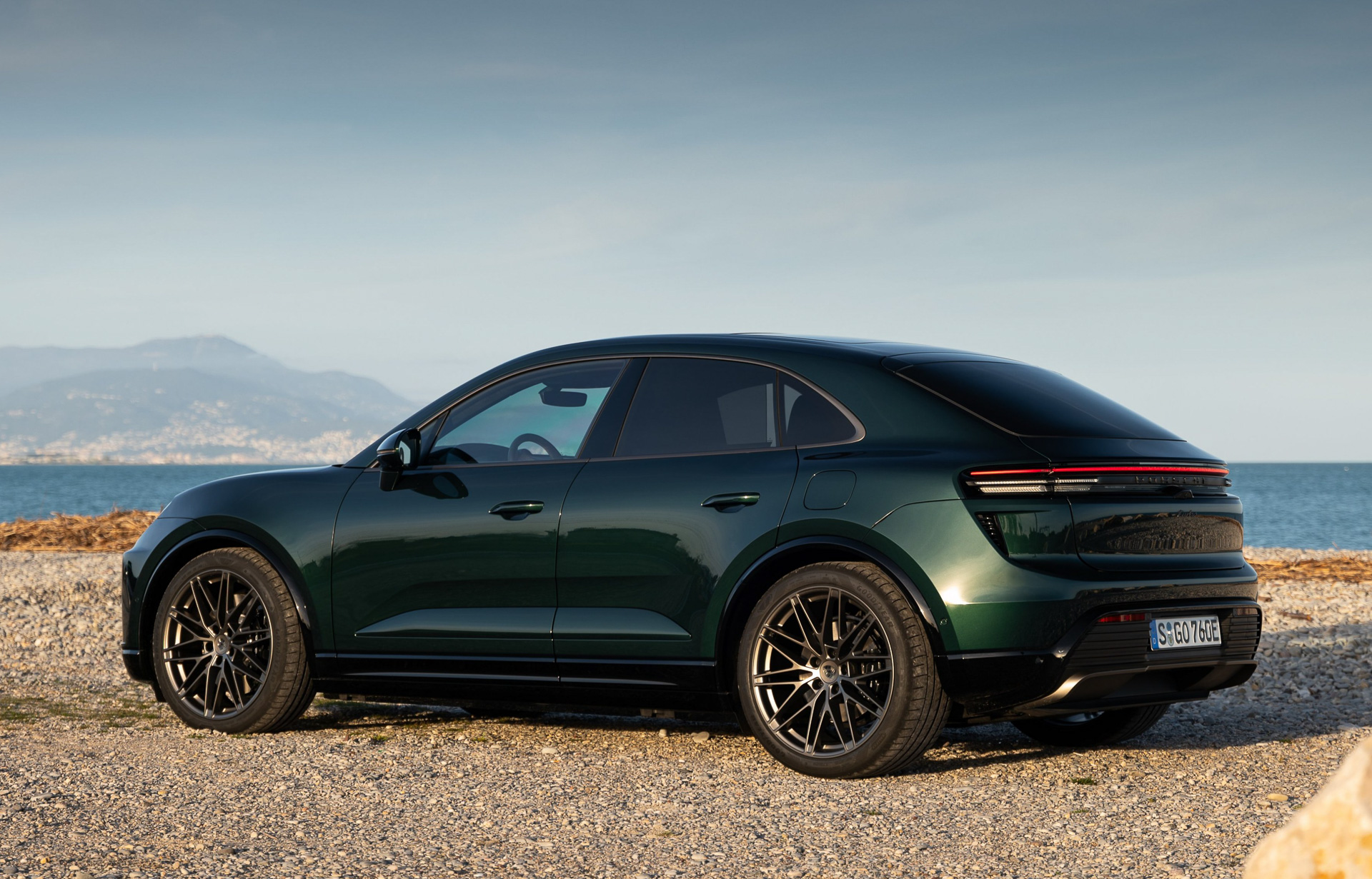 ボディサイズは全車で4785×1940×1620mm（全長×全幅×全高）、ホイールベースは2893mm