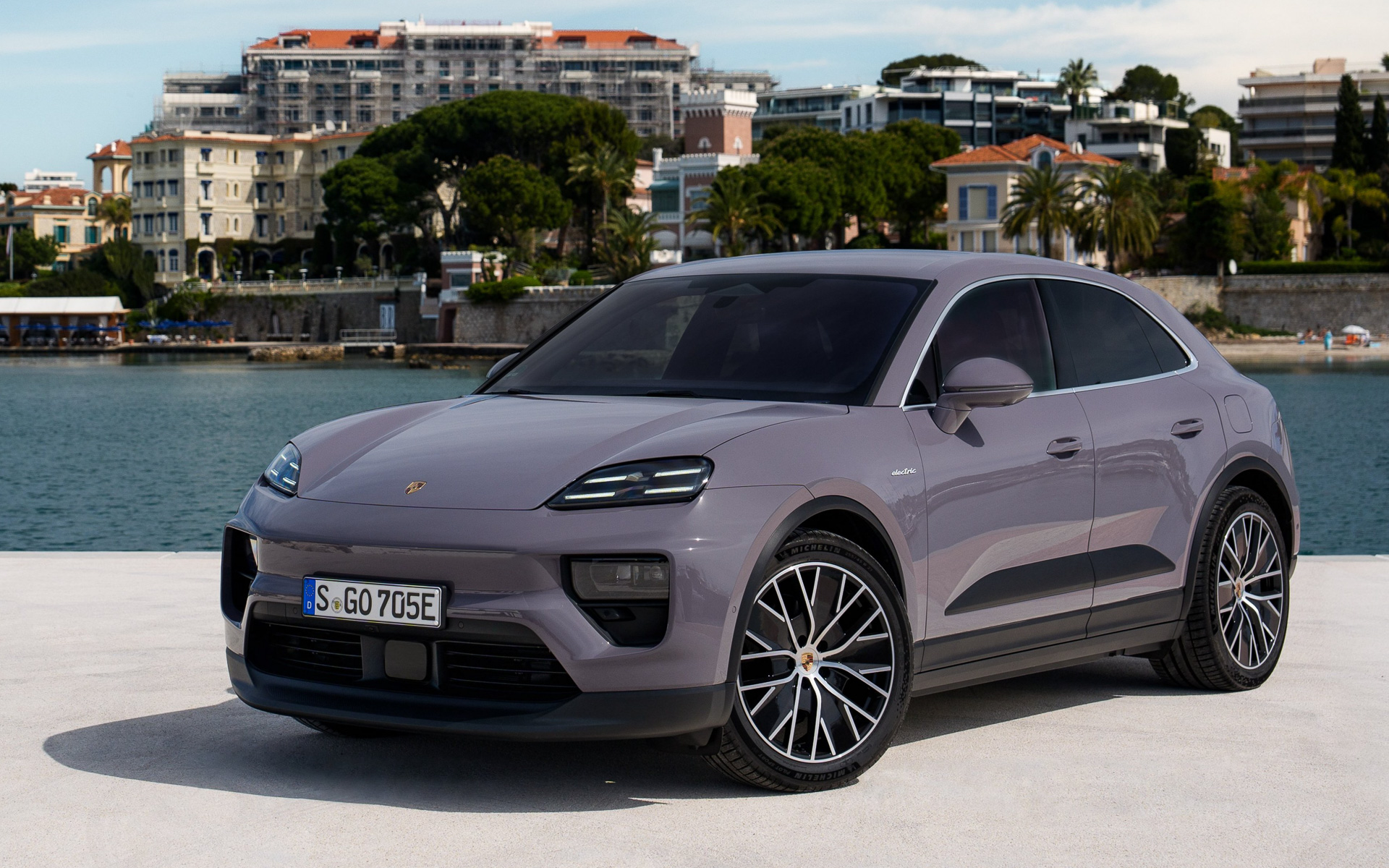 SUVながらCd値0.25を実現して、消費電力を抑制して航続距離を高める