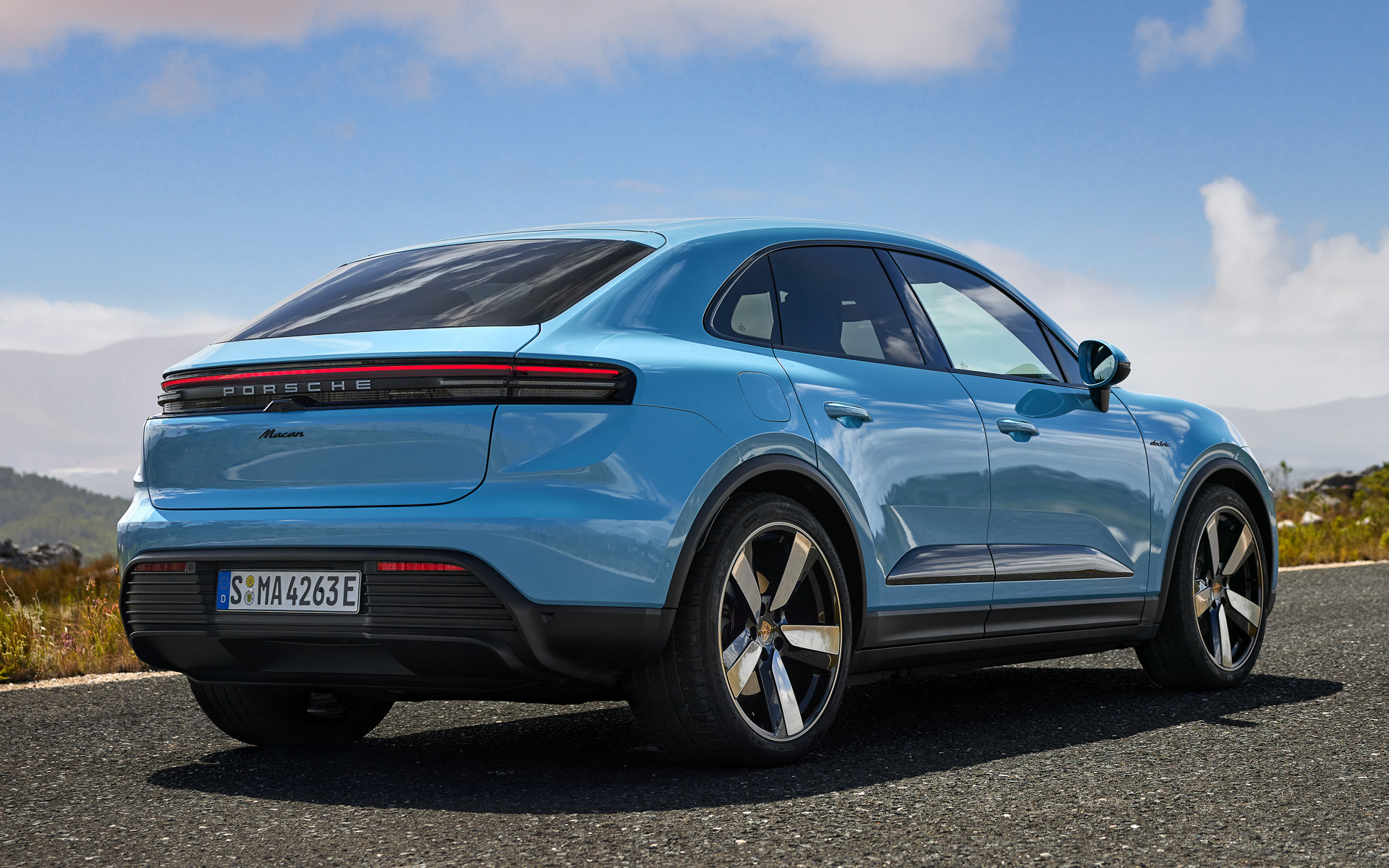 SUVながらCd値0.25を実現して、消費電力を抑制して航続距離を高める