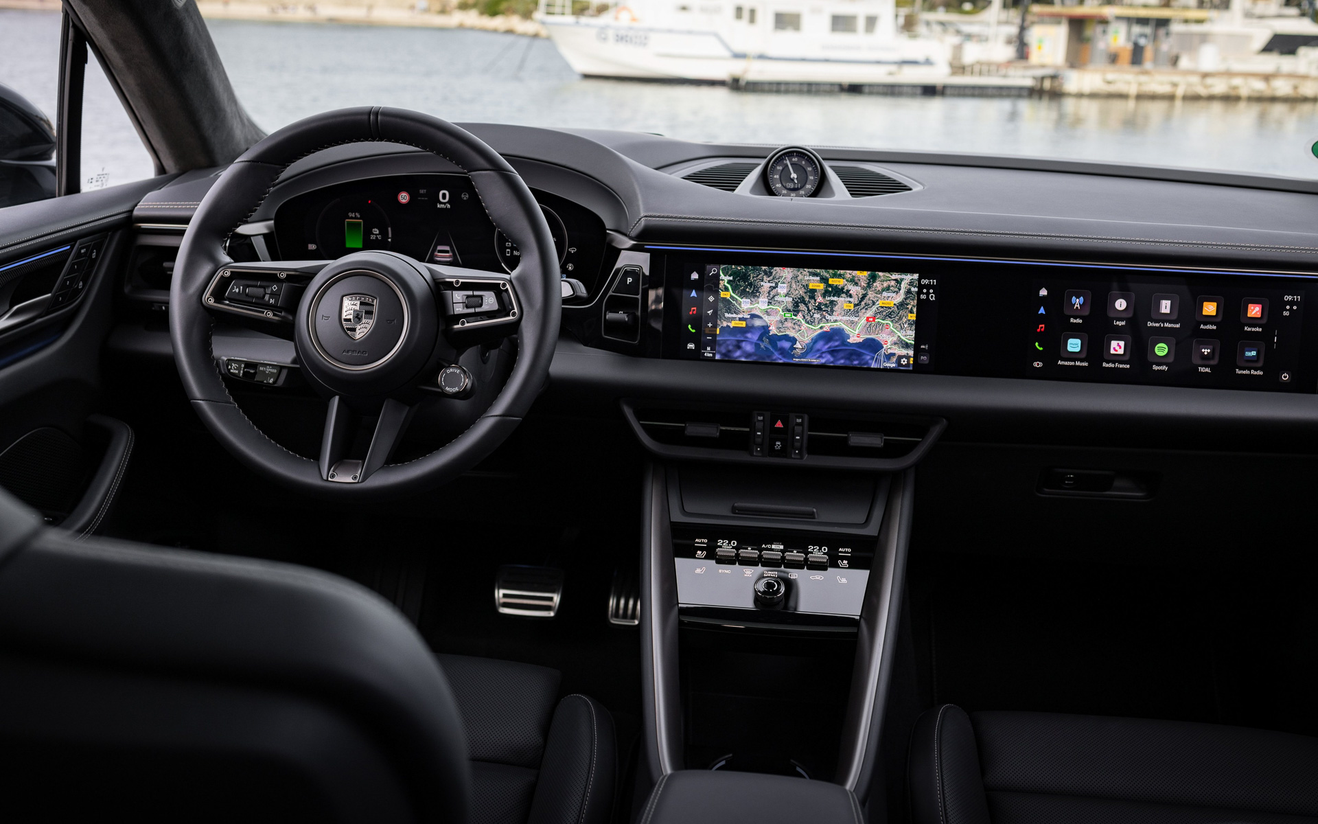 曲面デザインの12.6インチ自立型インストルメントクラスターと10.9インチセンターディスプレイを標準装備。助手席前方の10.9インチ「パッセンジャーディスプレイ」はオプション