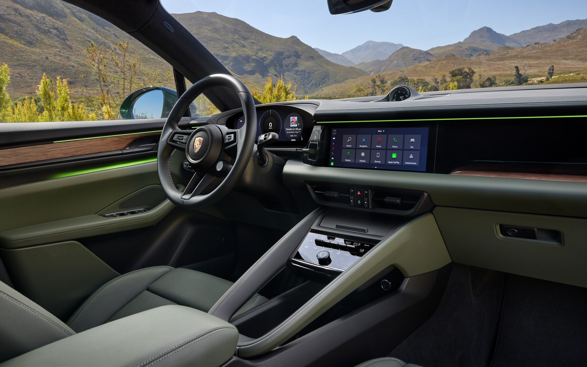 インパネやドアトリムに「LEDライトストリップ」を装着