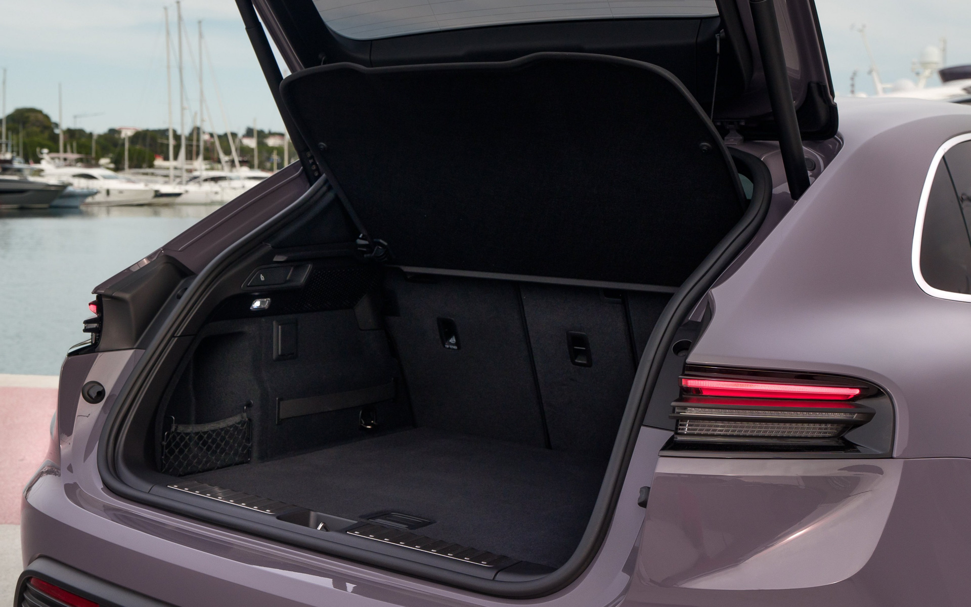 ラゲッジスペース容量は480～540L