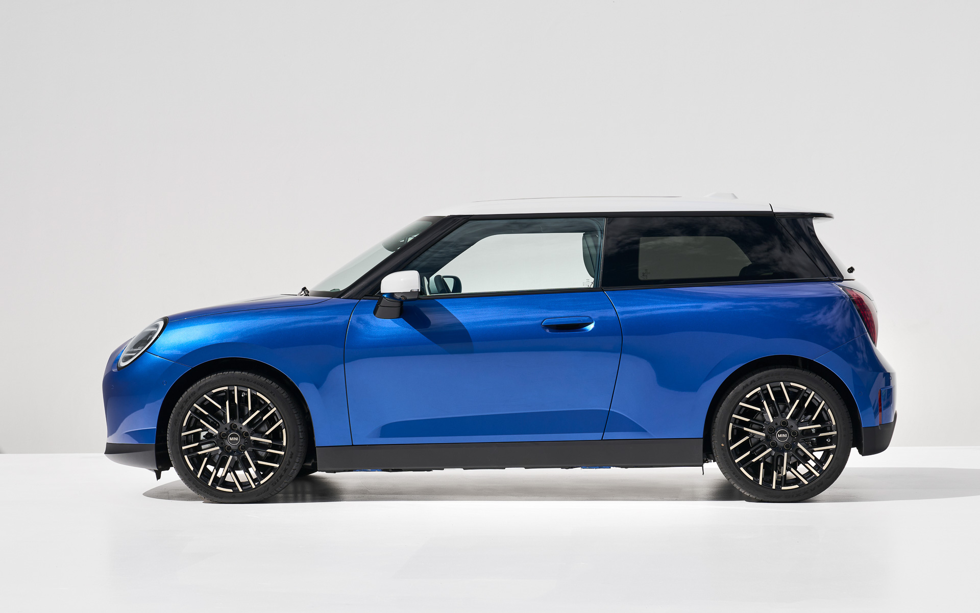 ボディサイズは全車同一で3860×1755×1460mm（全長×全幅×全高）、ホイールベースは2525mm