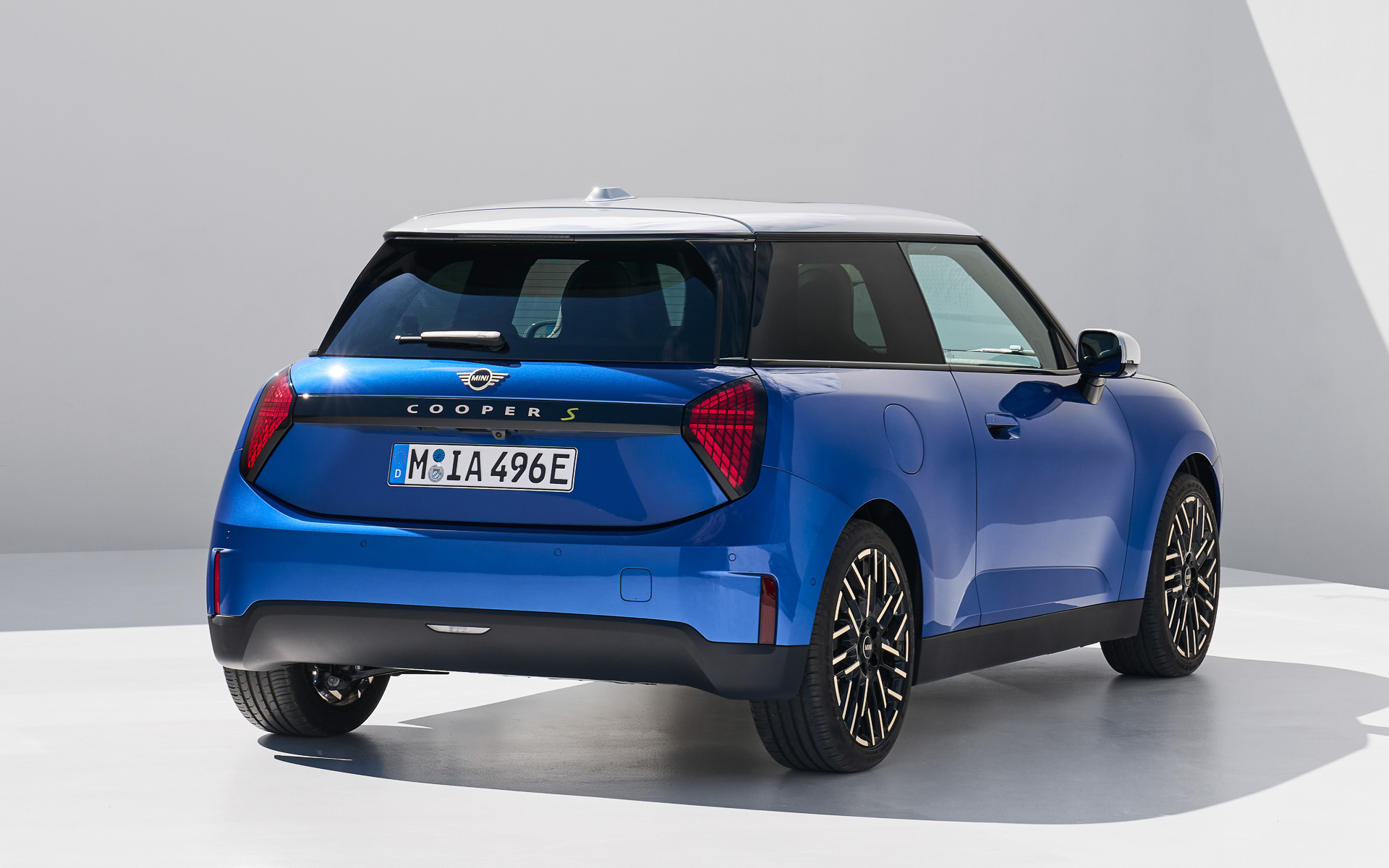 ボディサイズは全車同一で3860×1755×1460mm（全長×全幅×全高）、ホイールベースは2525mm