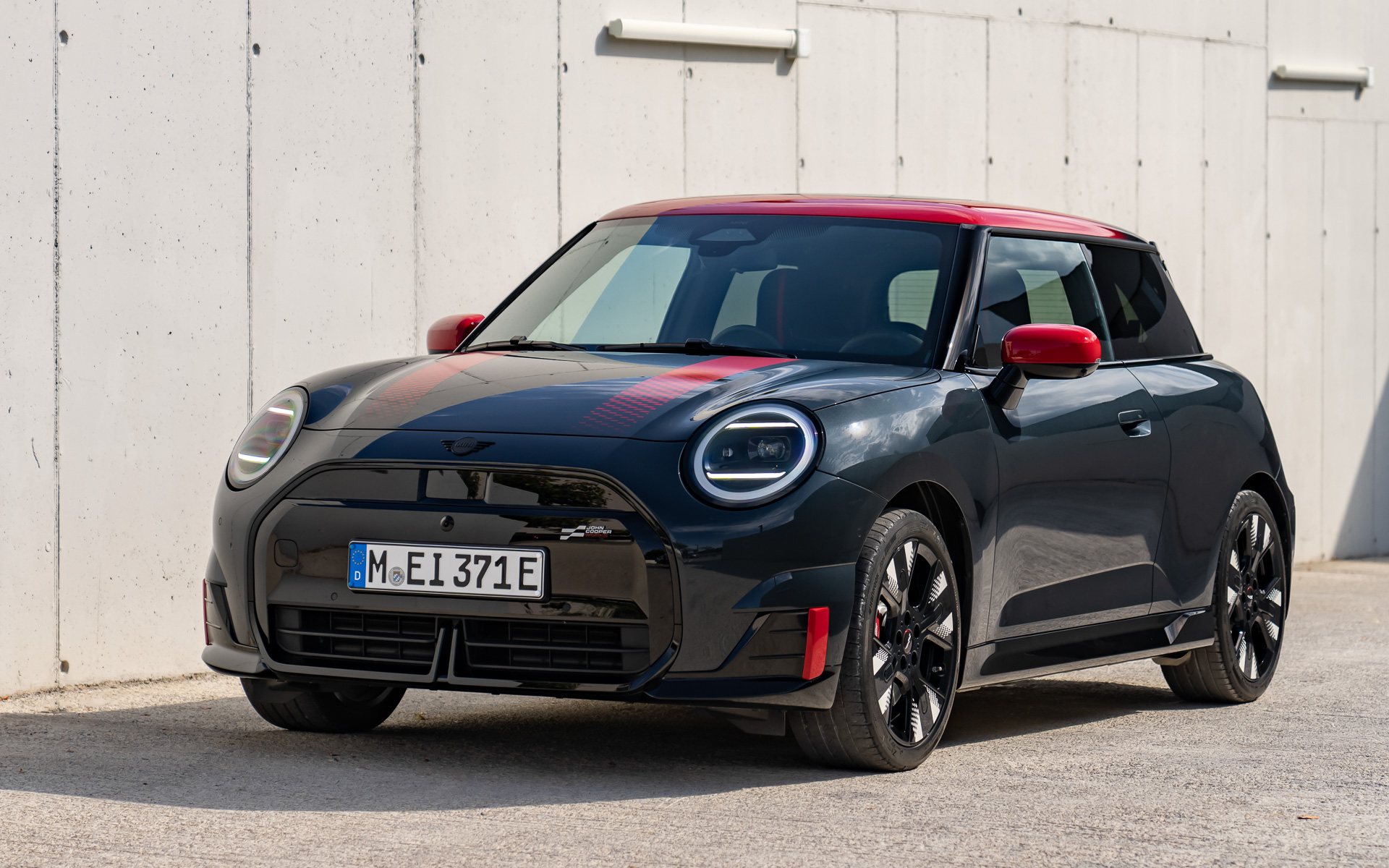 ジョン・クーパー・ワークス Eはブラック、またはレッドのボンネット・ストライプを標準装備。フロントバンパーやドアミラーに「チリ・レッド」のアクセントを設定して精悍さを高めている