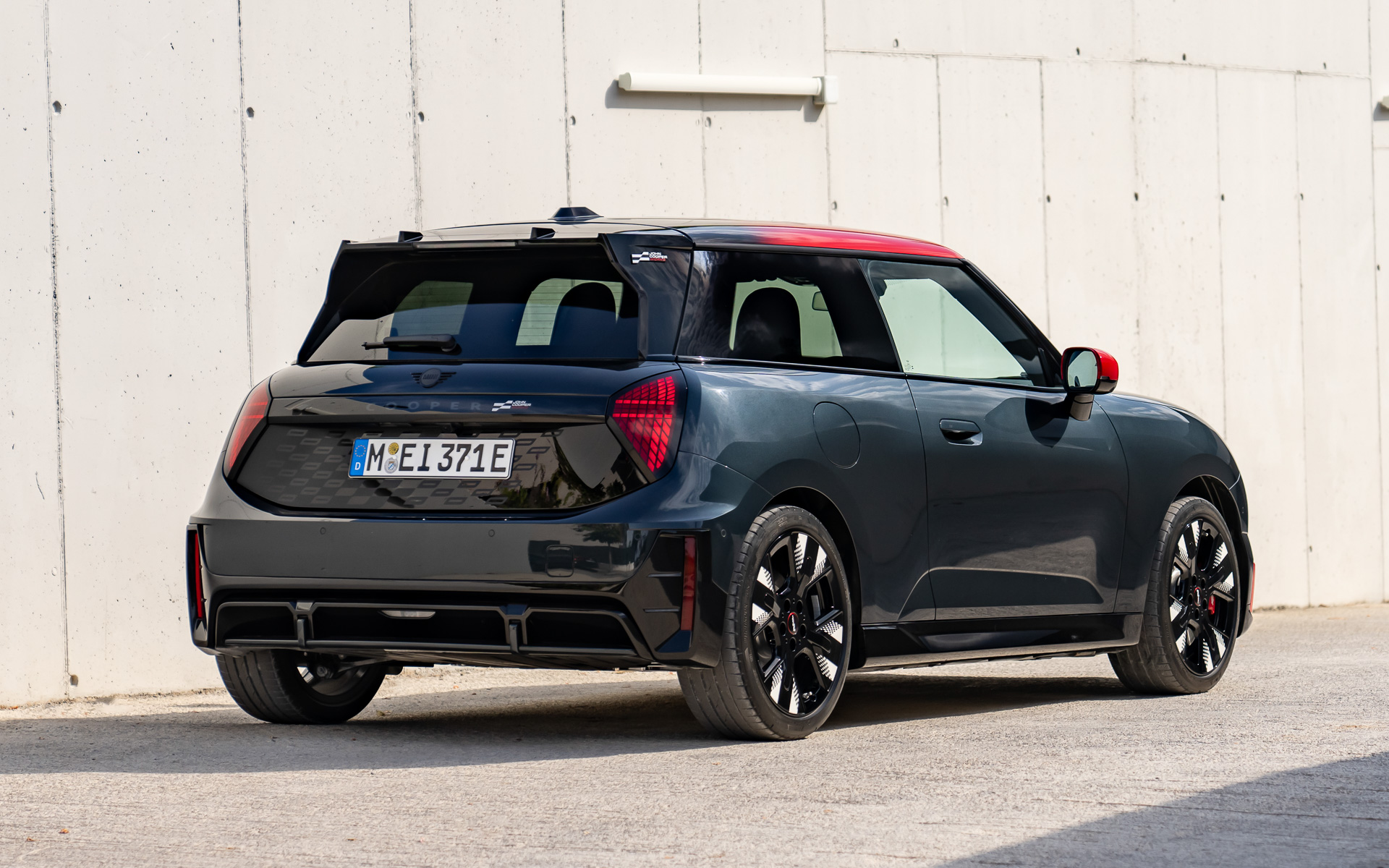 ジョン・クーパー・ワークス Eはブラック、またはレッドのボンネット・ストライプを標準装備。フロントバンパーやドアミラーに「チリ・レッド」のアクセントを設定して精悍さを高めている