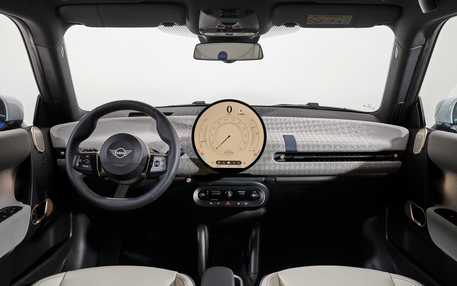 ステアリング前方にメーターのない独自のインテリアデザイン。ダッシュボードにはファブリック生地を思わせる新しい素材を初採用している