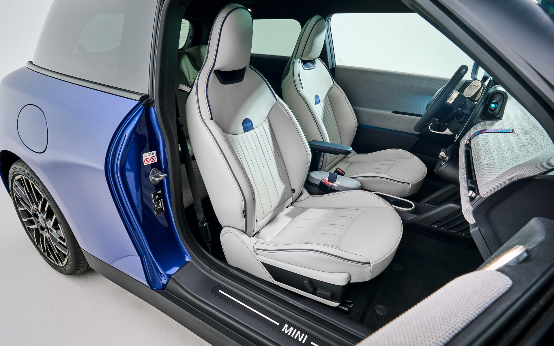 電動フロントシートはジョン・クーパー・ワークス Eで標準装備。クーパー SEもオプション装着可能で、クーパー SE（写真）ではシート表皮が「ベスキン ベージュ」となる