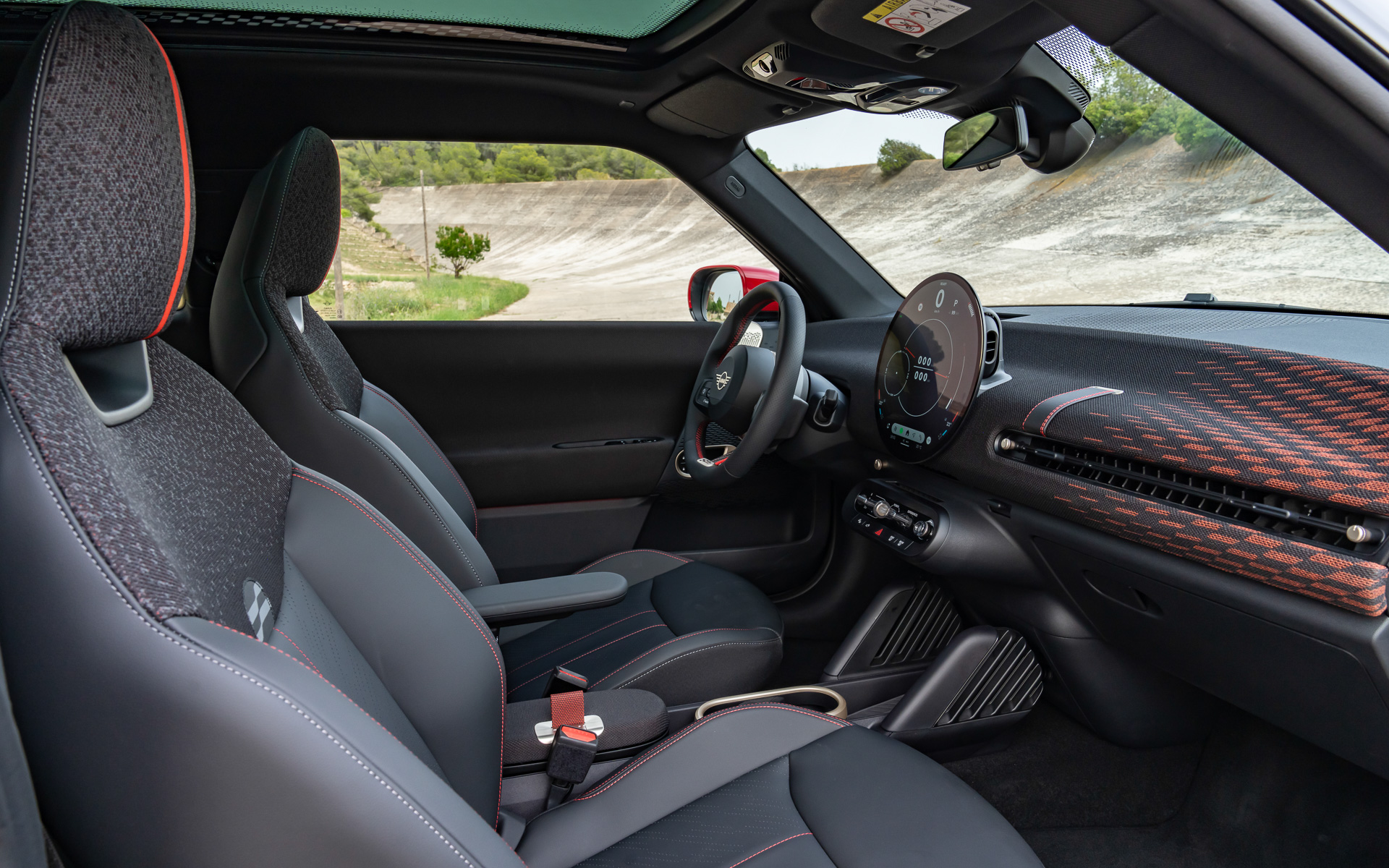 ジョン・クーパー・ワークス Eのインテリア。ダッシュボードは専用カラースキームに合わせたブラックとレッドのデザインパターンとなっている