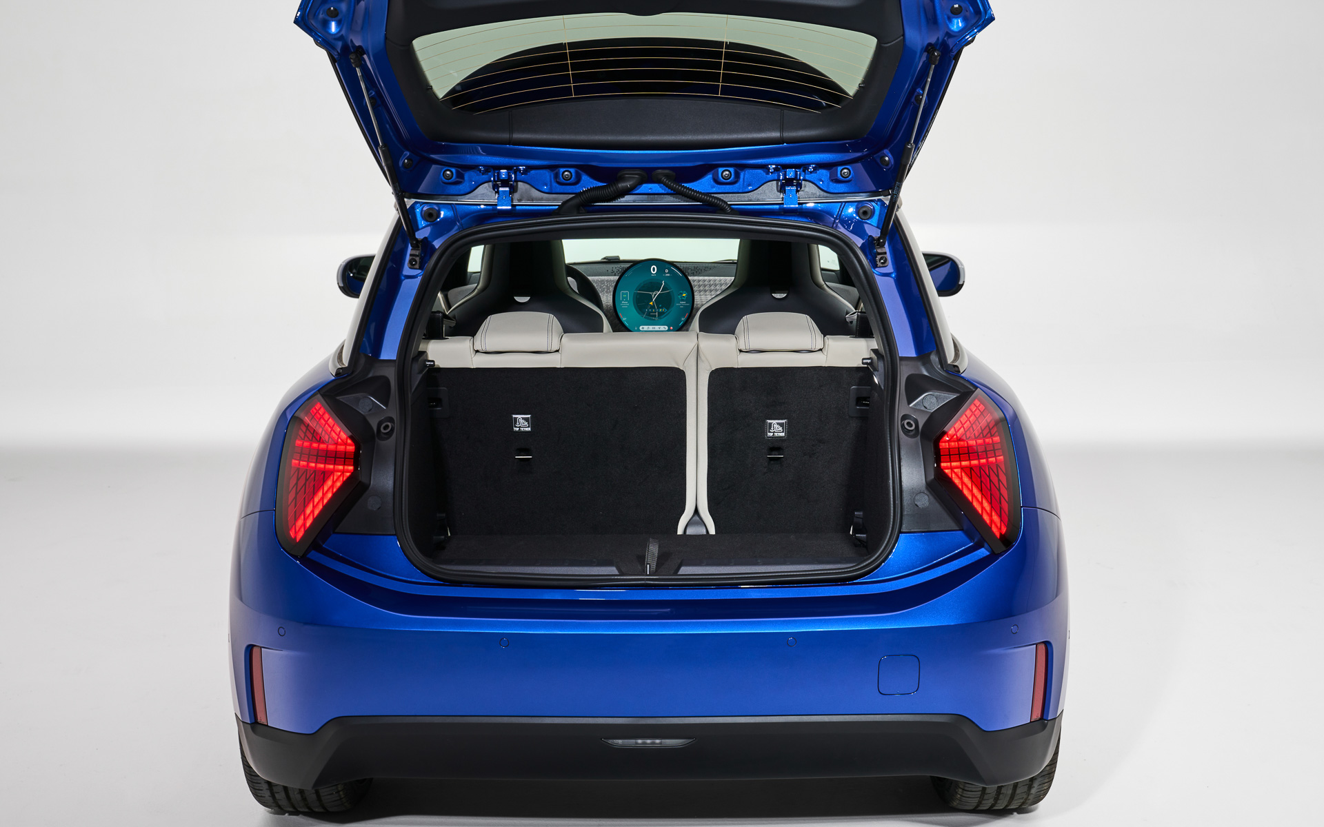 ラゲッジスペース容量は通常時が210L。後席シートバックを前方に倒すことで最大800Lまで拡大可能