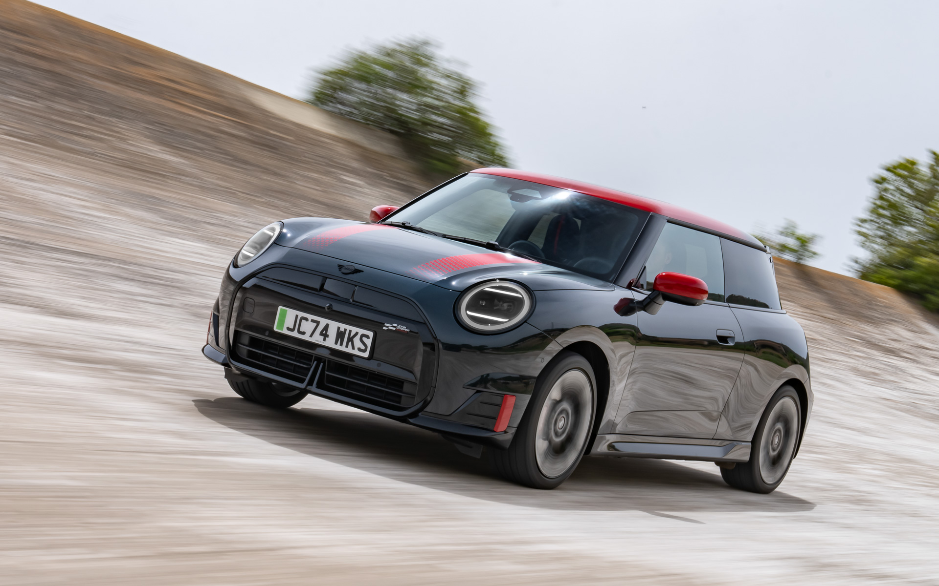 ジョン・クーパー・ワークス Eでは「JCWスポーツ・サスペンション」などを標準装備して正確なハンドリングと卓越したレスポンスを実現