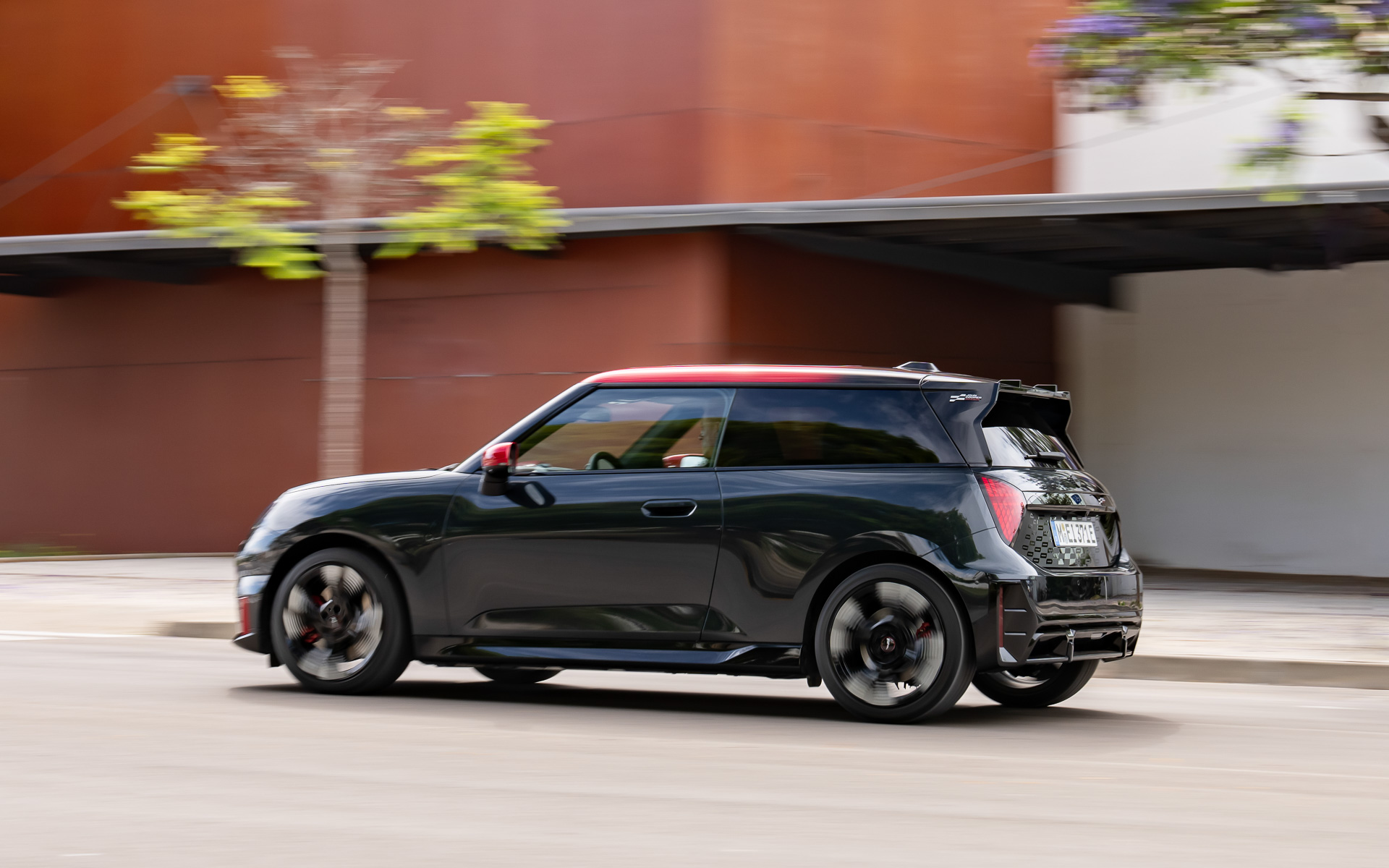 ジョン・クーパー・ワークス Eでは「JCWスポーツ・サスペンション」などを標準装備して正確なハンドリングと卓越したレスポンスを実現