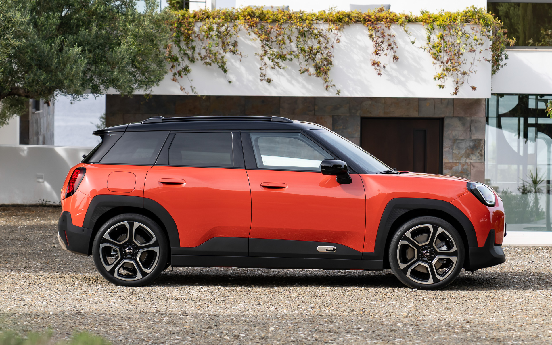 ボディサイズは4080×1755×1515mm（全長全幅全高）でホイールベースは2605mm。前後バンパーの下側とサイドシルなどに樹脂ガードを備えてアクティブな雰囲気を演出