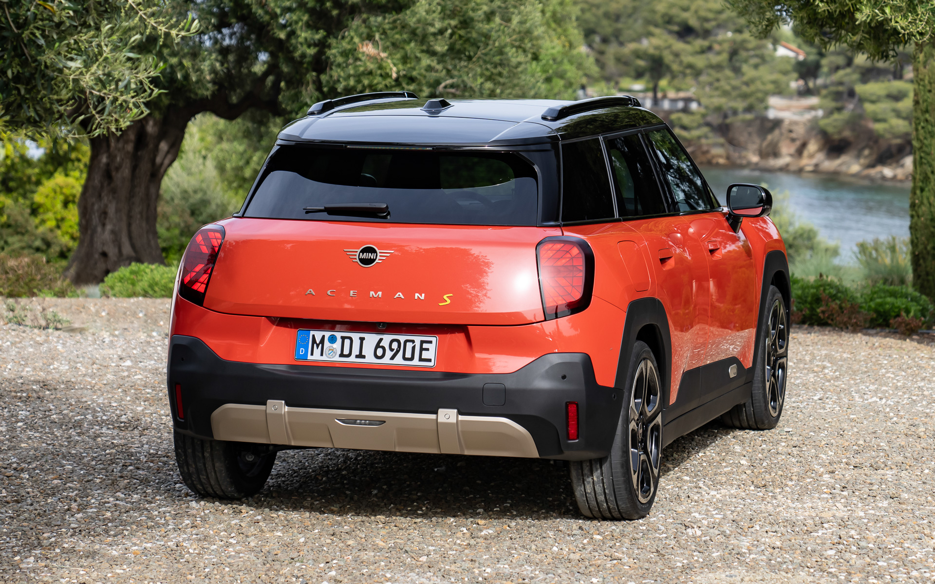 ボディサイズは4080×1755×1515mm（全長全幅全高）でホイールベースは2605mm。前後バンパーの下側とサイドシルなどに樹脂ガードを備えてアクティブな雰囲気を演出