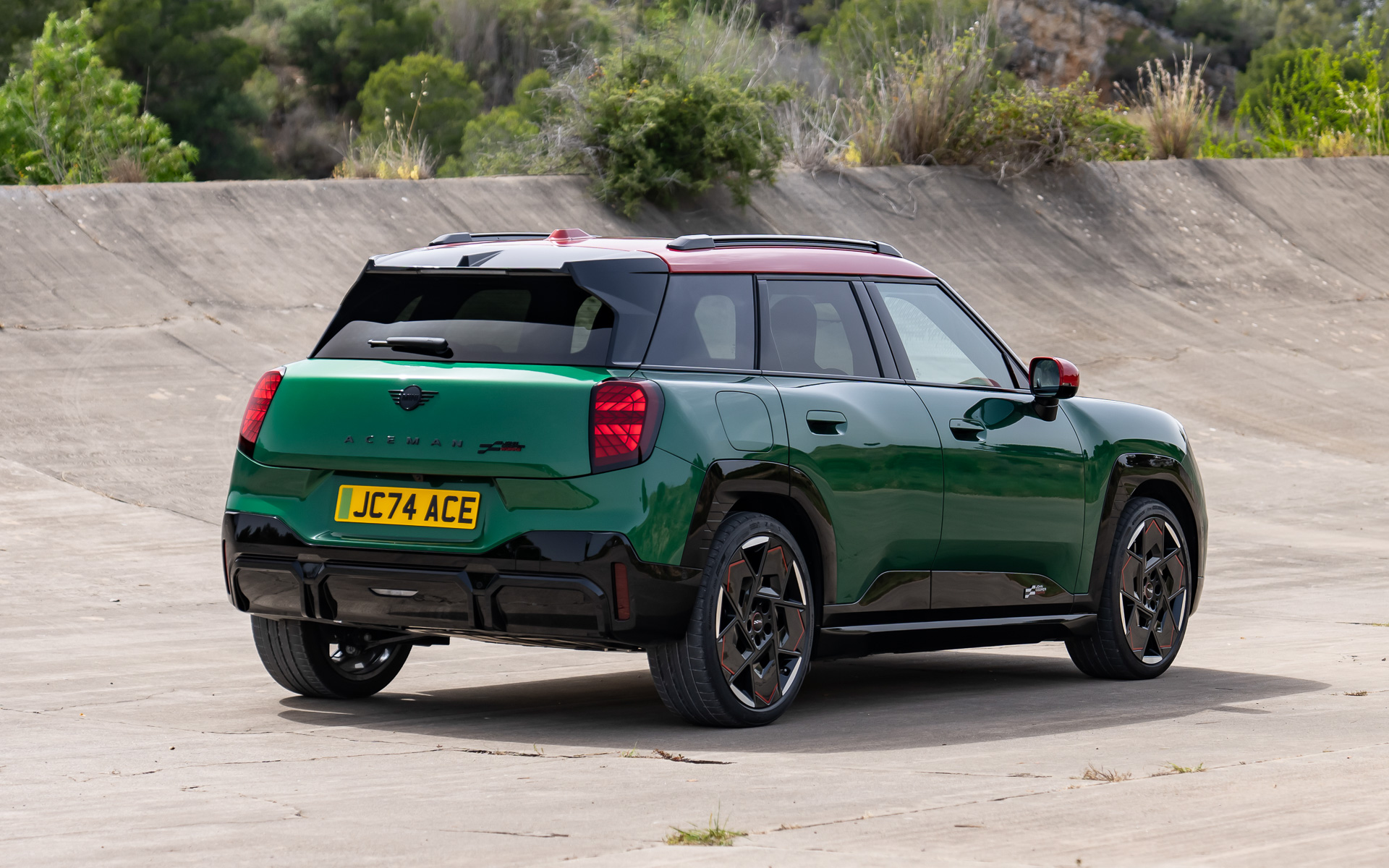 ジョン・クーパー・ワークス エースマン Eはフロントグリルに「ハイグロス・ブラック・フレーム」を採用。空気抵抗を大幅に抑制するフロントバンパーとダウンフォースを生み出すリアスポイラーも装着している