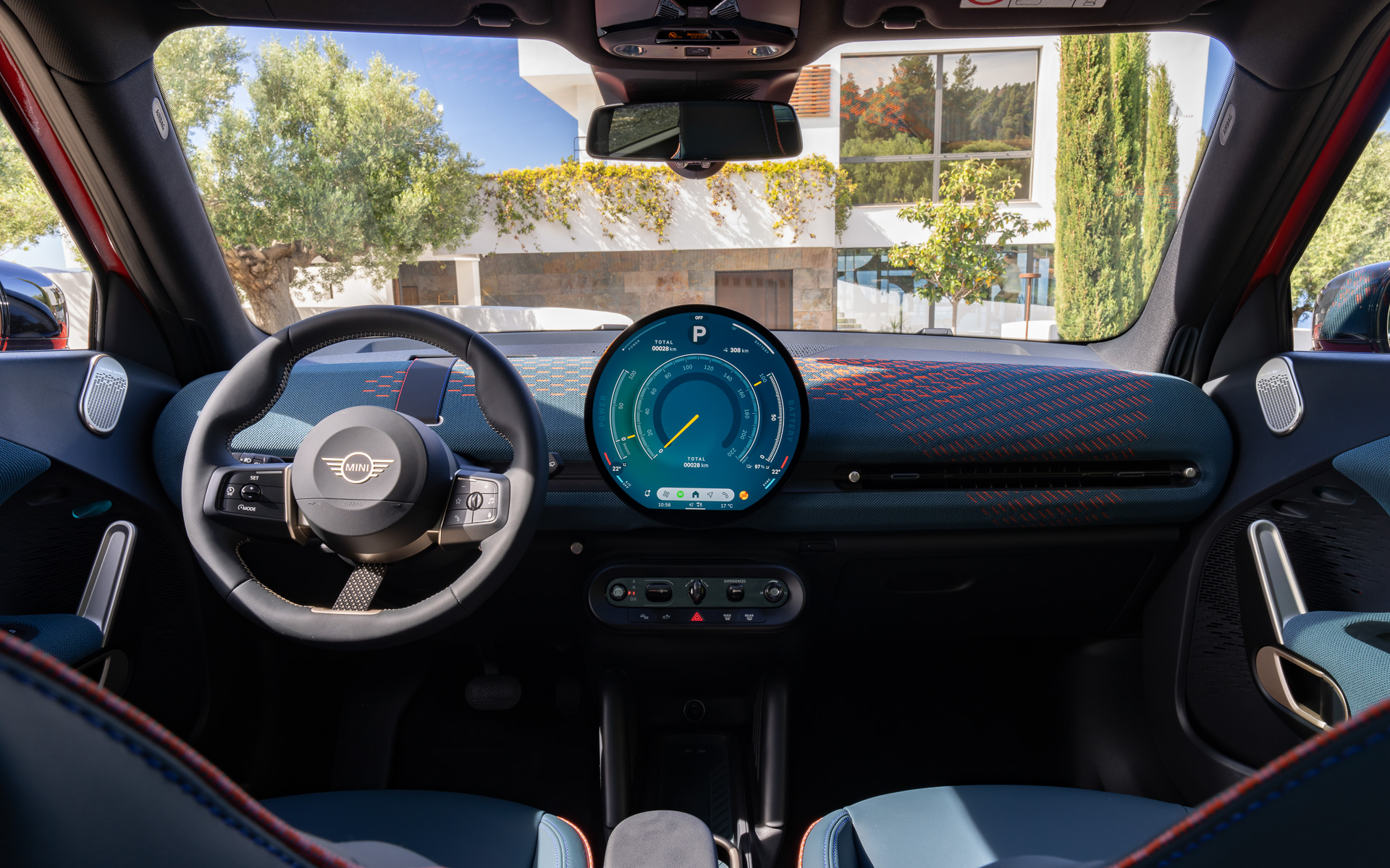 インパネ中央に「円形センター・ディスプレイ」を装着するインテリア