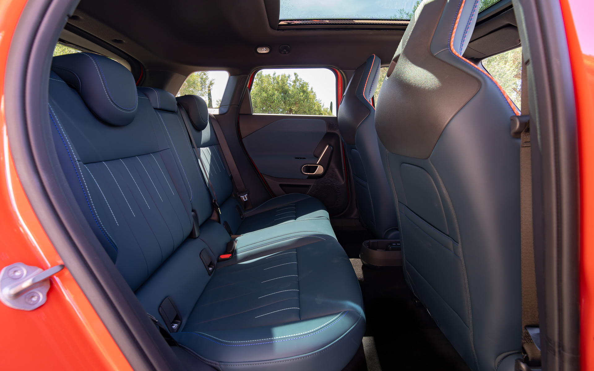 リアシートは3人掛けのベンチタイプとなり、乗車定員は5人