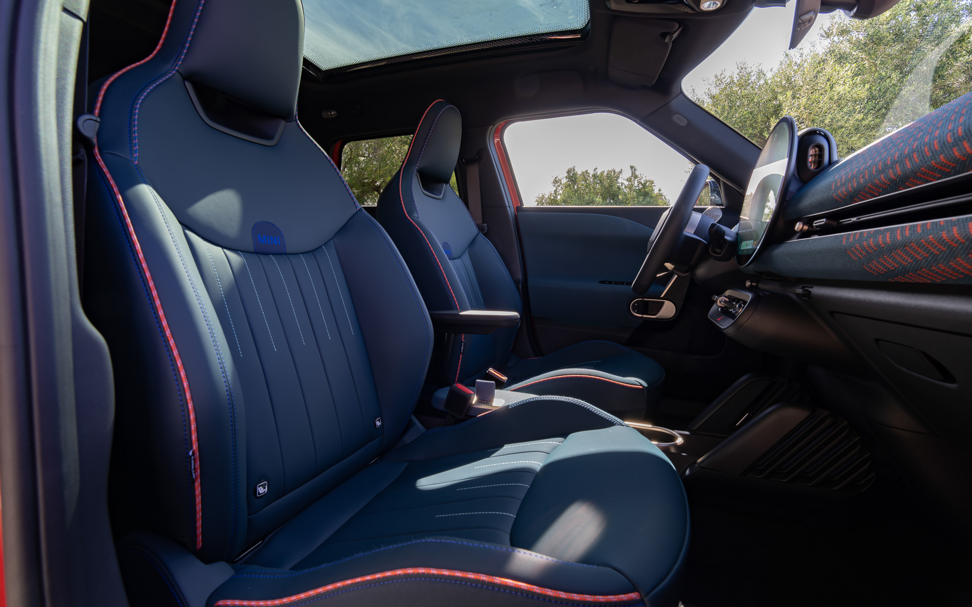 全車で人工皮革の「ベスキン」をシート表皮に採用