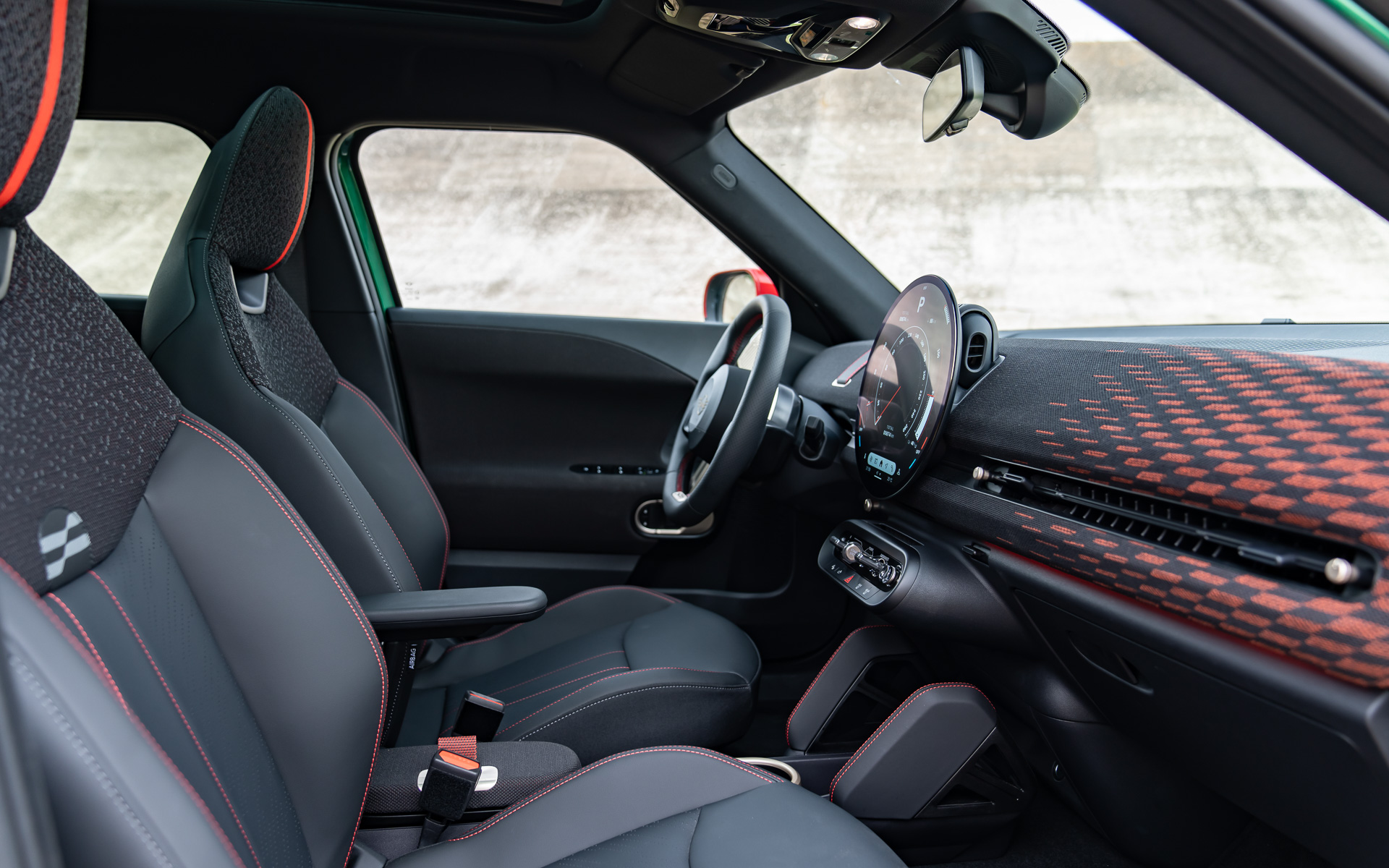 ジョン・クーパー・ワークス エースマン Eではブラックとレッドのチェッカーパターンの「2Dニット・ダッシュボード」を採用する