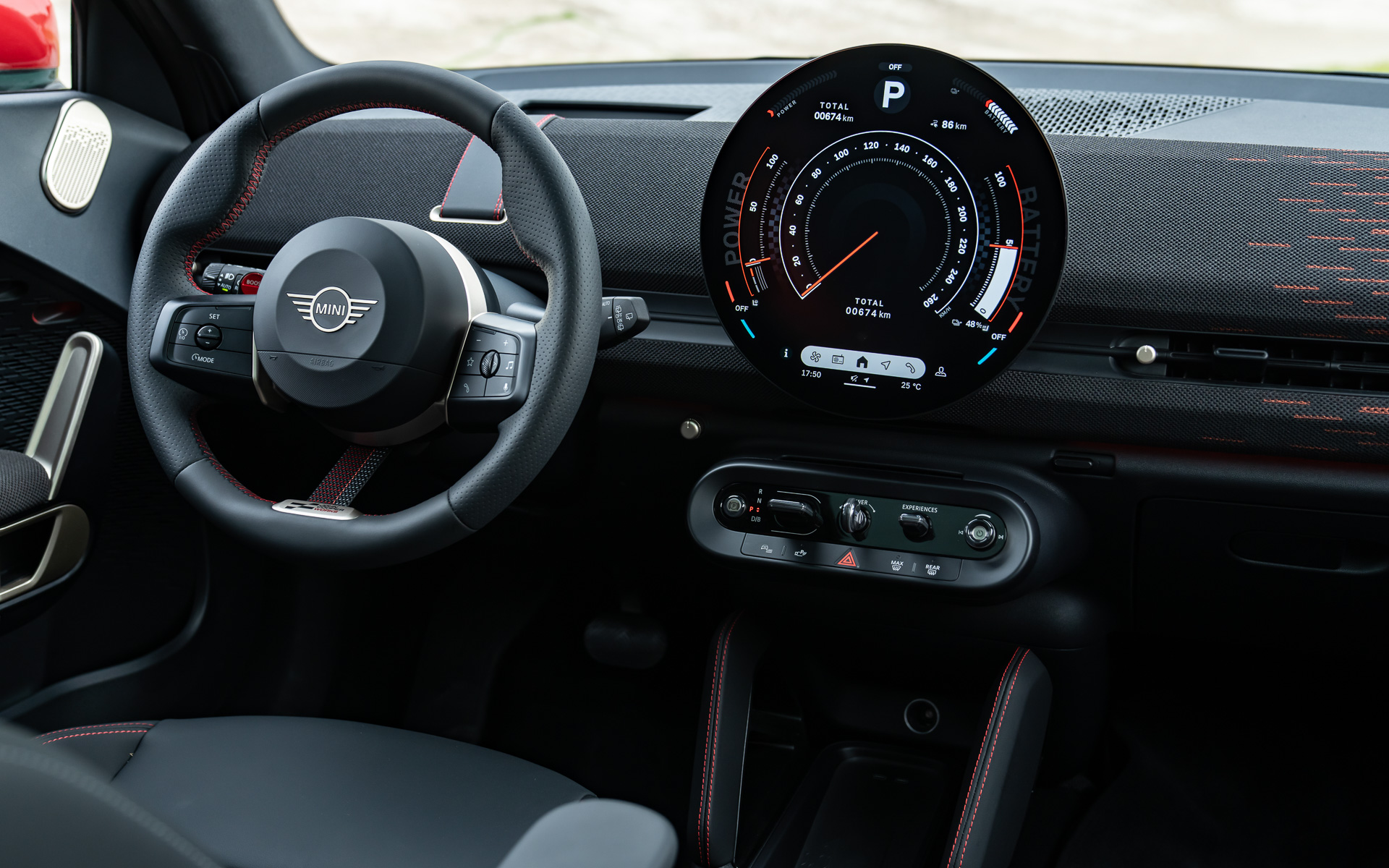 「JCWスポーツ・ステアリング」はEブースト・パドル付きとなる