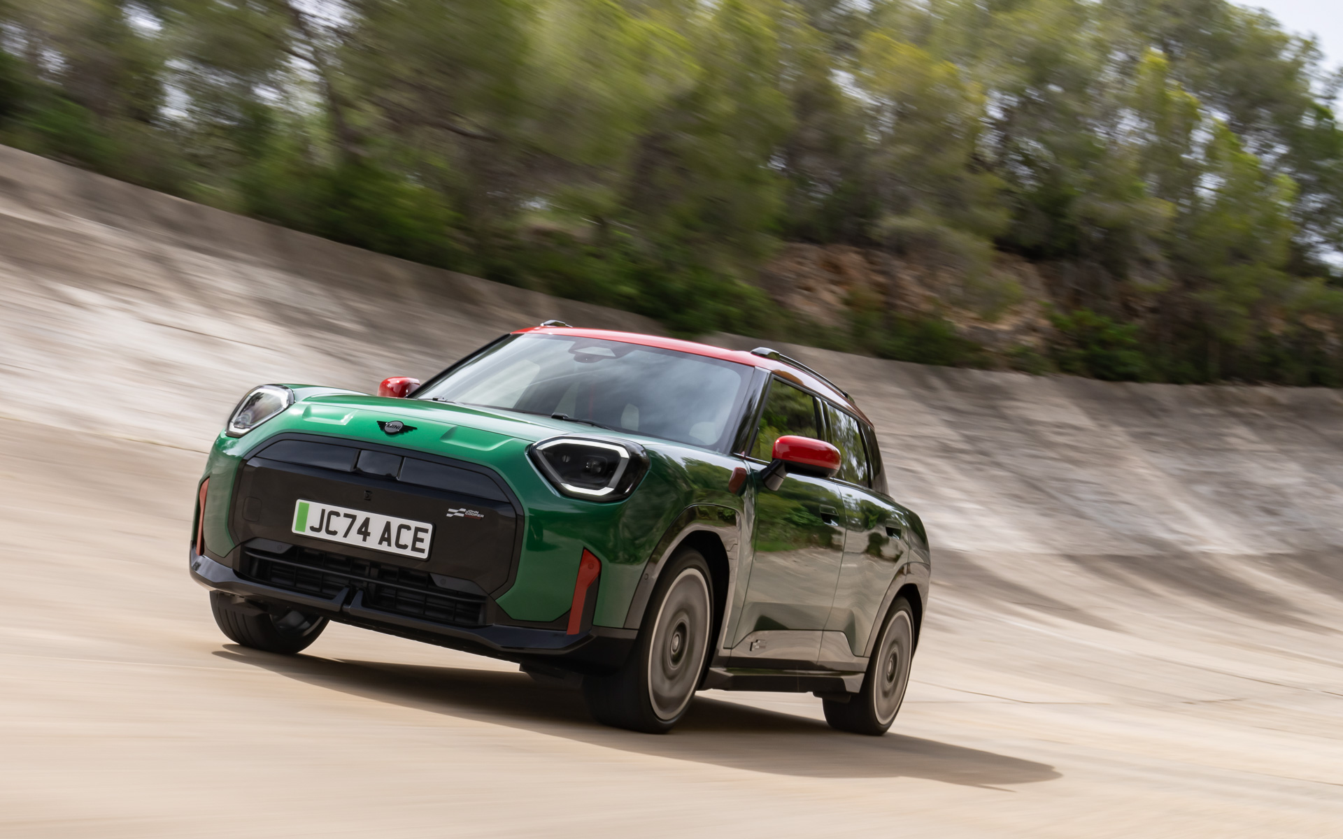 ジョン・クーパー・ワークス エースマン Eは専用チューニングの「JCWスポーツ・サスペンション」を標準装備。正確なハンドリングと卓越したレスポンスを実現している