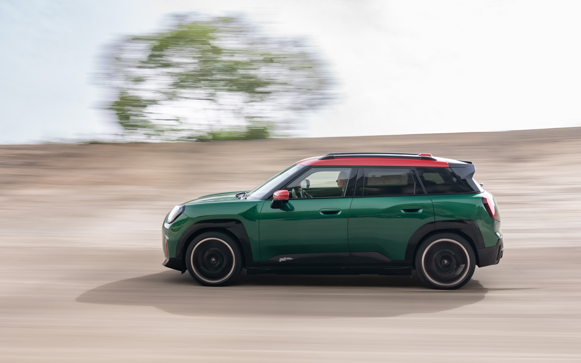 ジョン・クーパー・ワークス エースマン Eは専用チューニングの「JCWスポーツ・サスペンション」を標準装備。正確なハンドリングと卓越したレスポンスを実現している