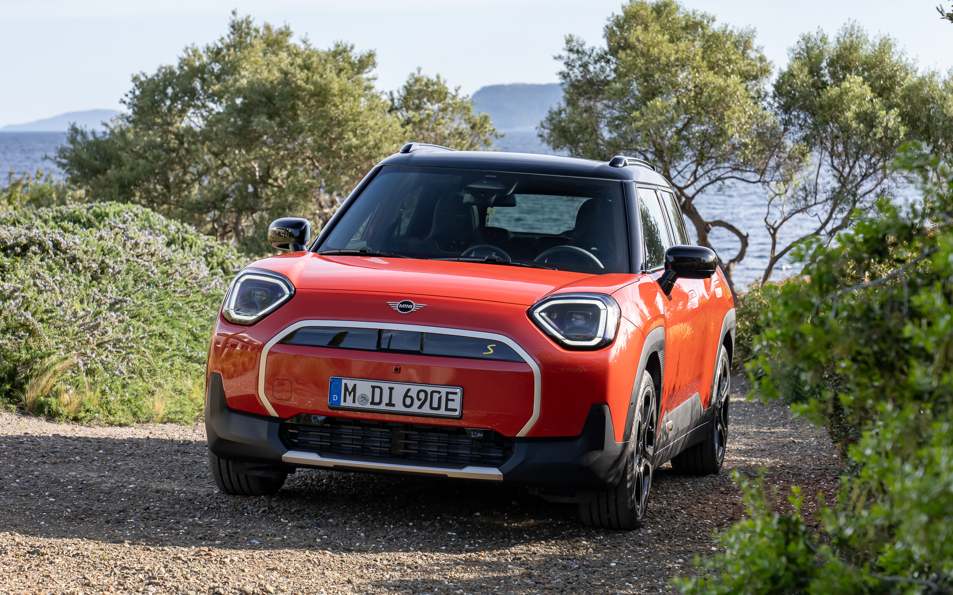 先進安全機能の「ドライビング・アシスト」などを全車で標準装備して安全機能を強化